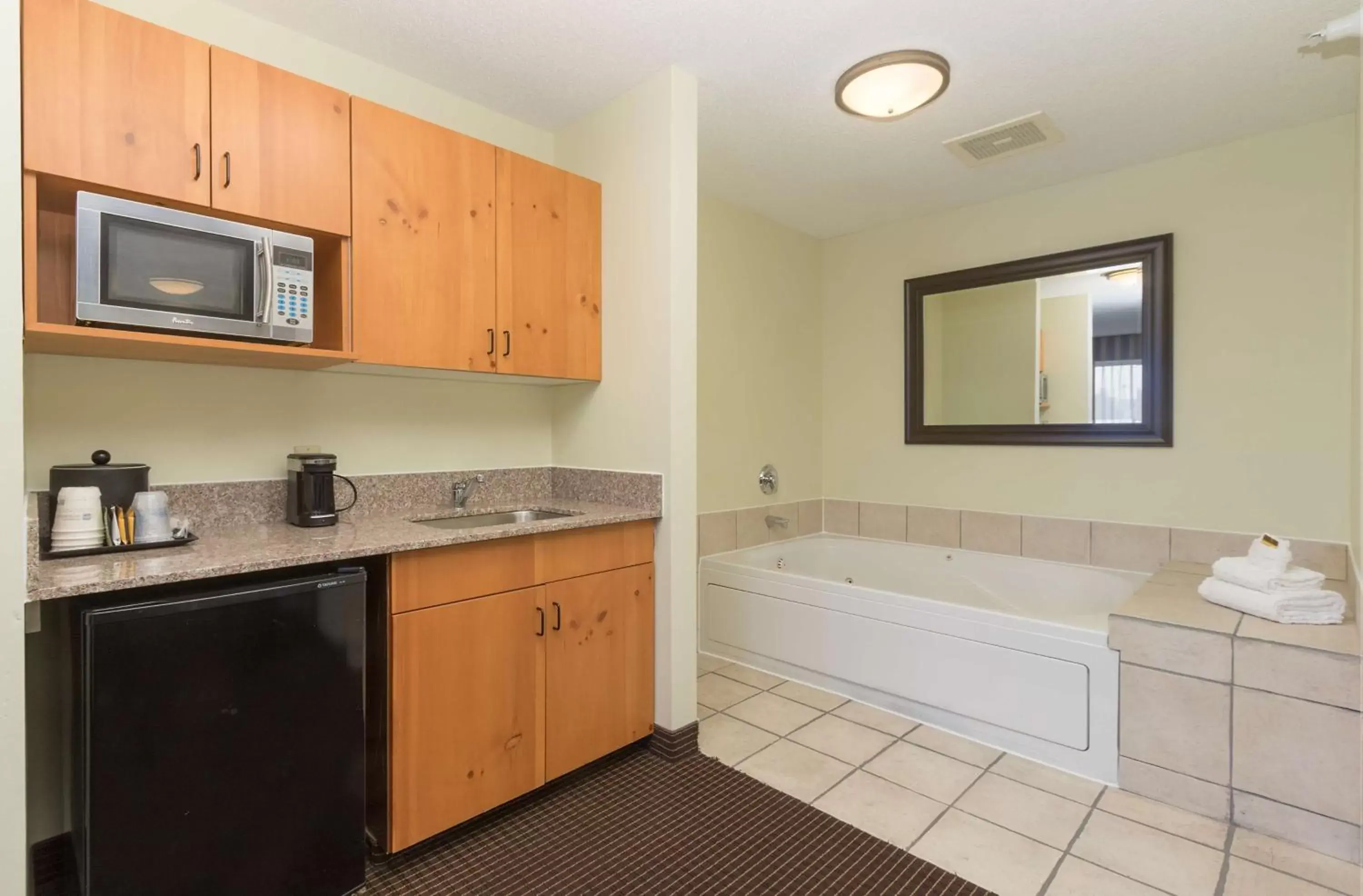 Photo of the whole room, Bathroom in Best Western Plus Holland Inn & Suites