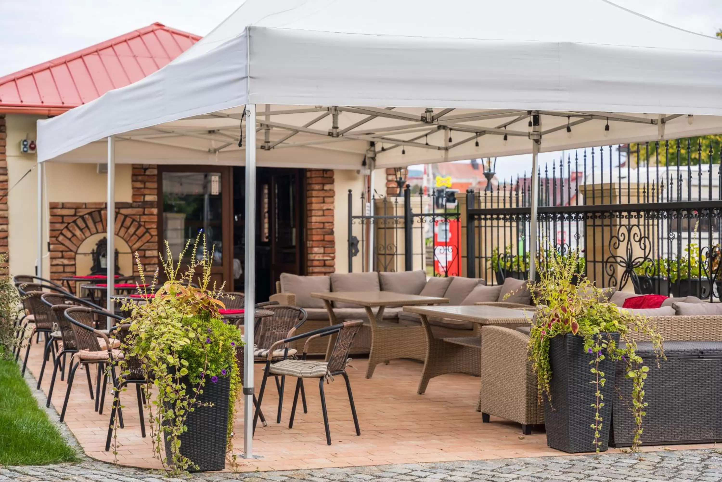 Restaurant/places to eat in Villa Libosad