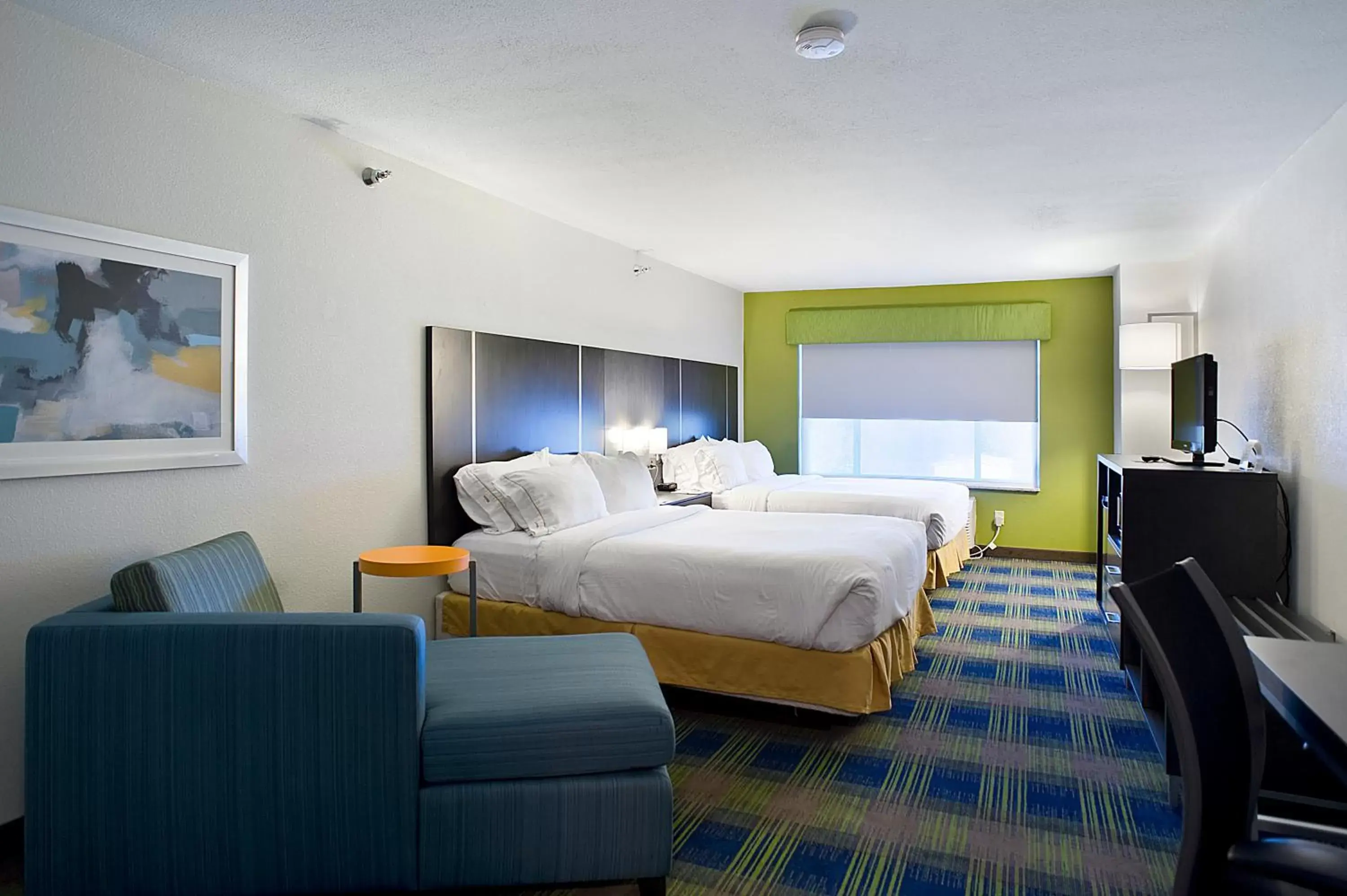 Shower, Bed in Holiday Inn Express & Suites Vermillion, an IHG Hotel