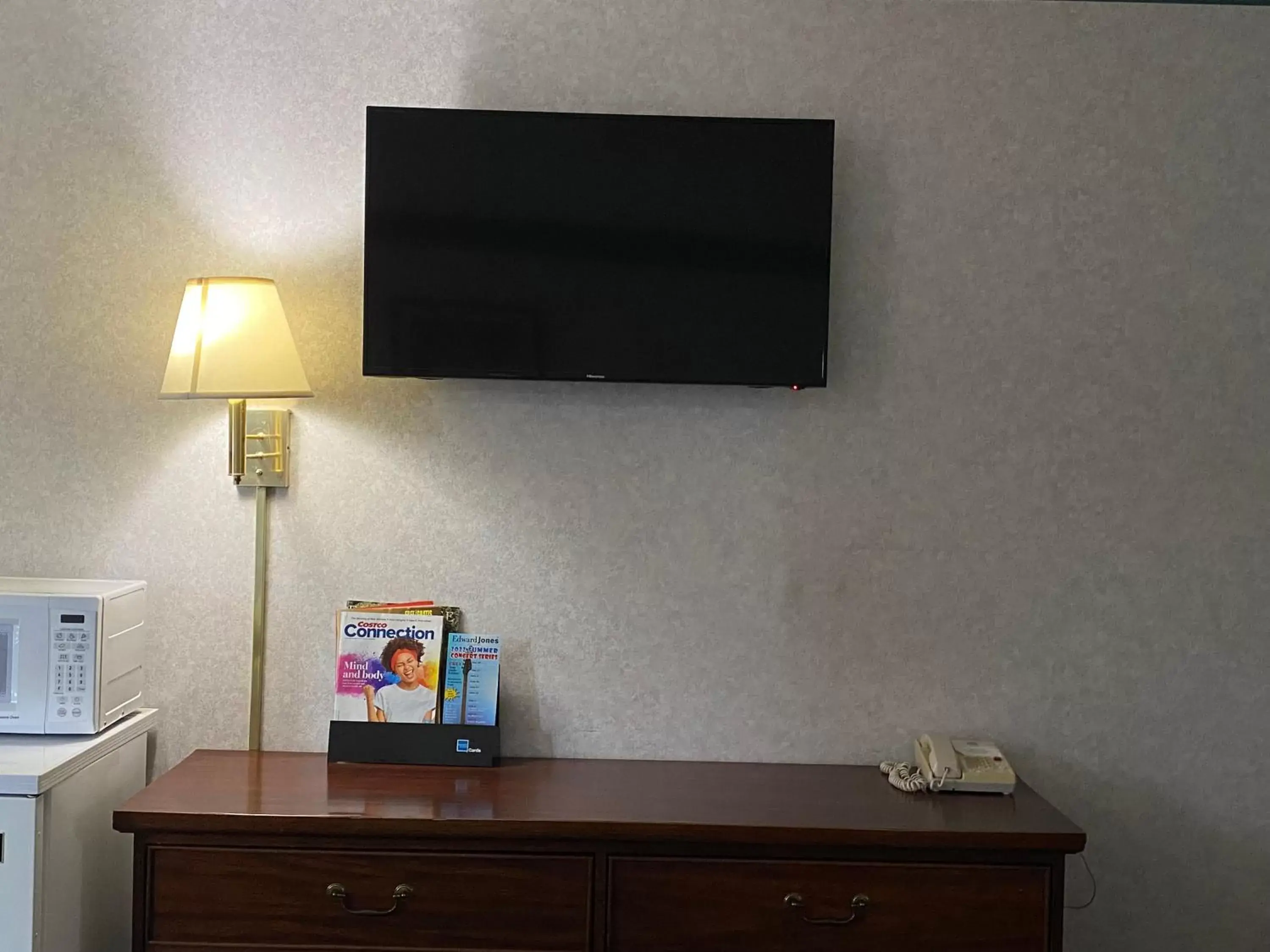 TV and multimedia, TV/Entertainment Center in Americas Inn Bardstown