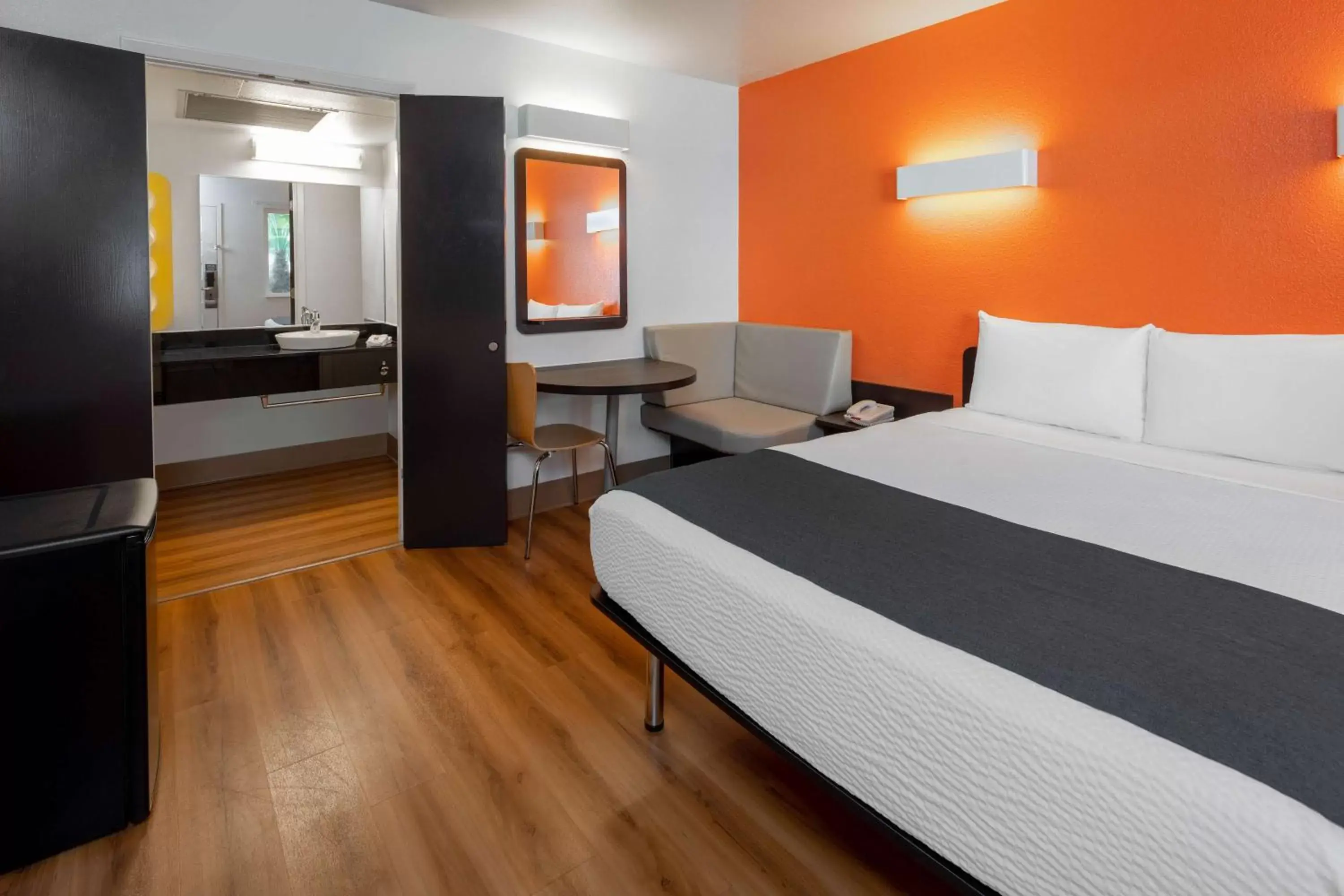 Bedroom, Bed in Motel 6-Carpinteria, CA - Santa Barbara - South Bedroom, Bed in Motel 6-Carpinteria, CA - Santa Barbara - South