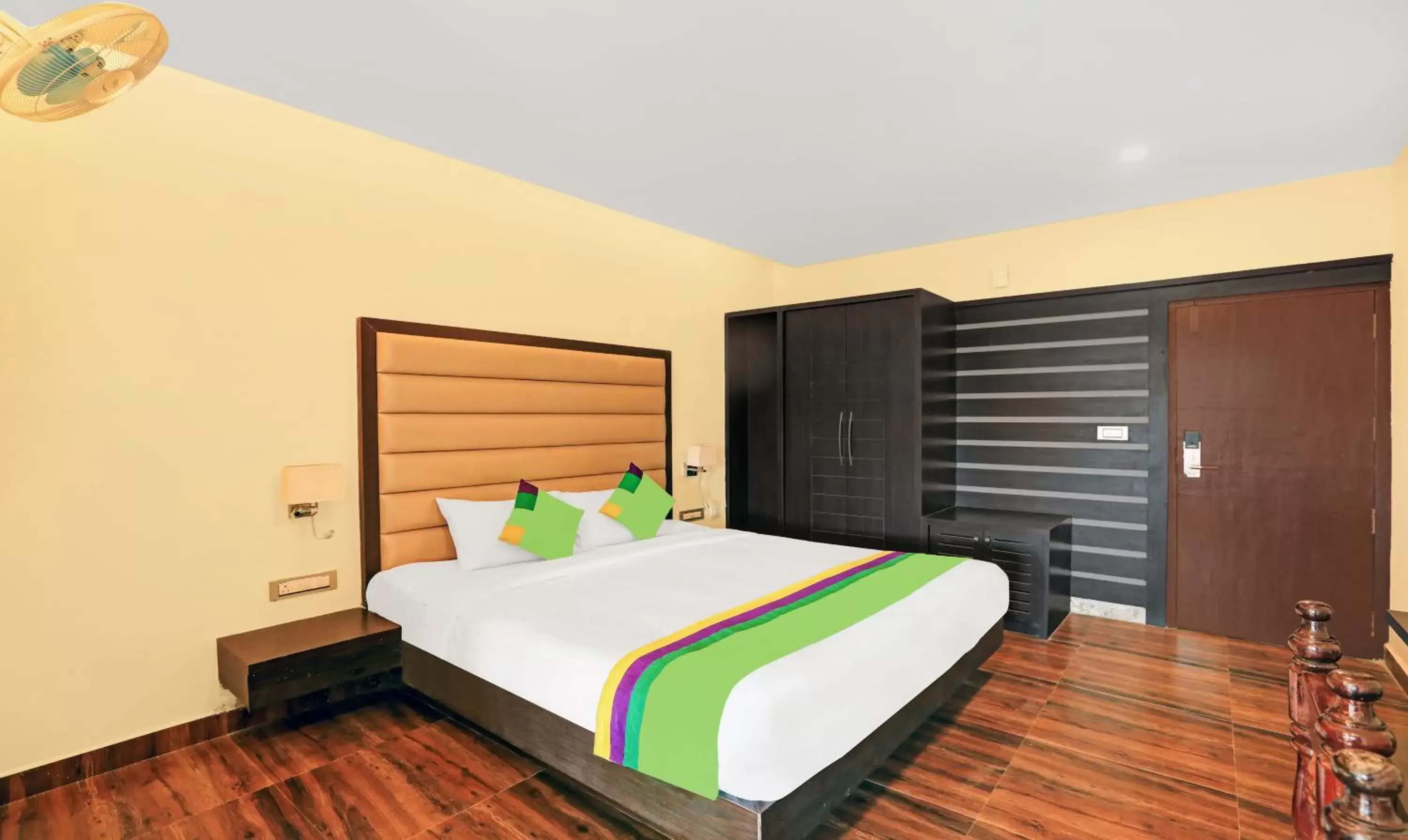 Bedroom, Bed in Treebo Doha King Bedroom, Bed in Treebo Doha King