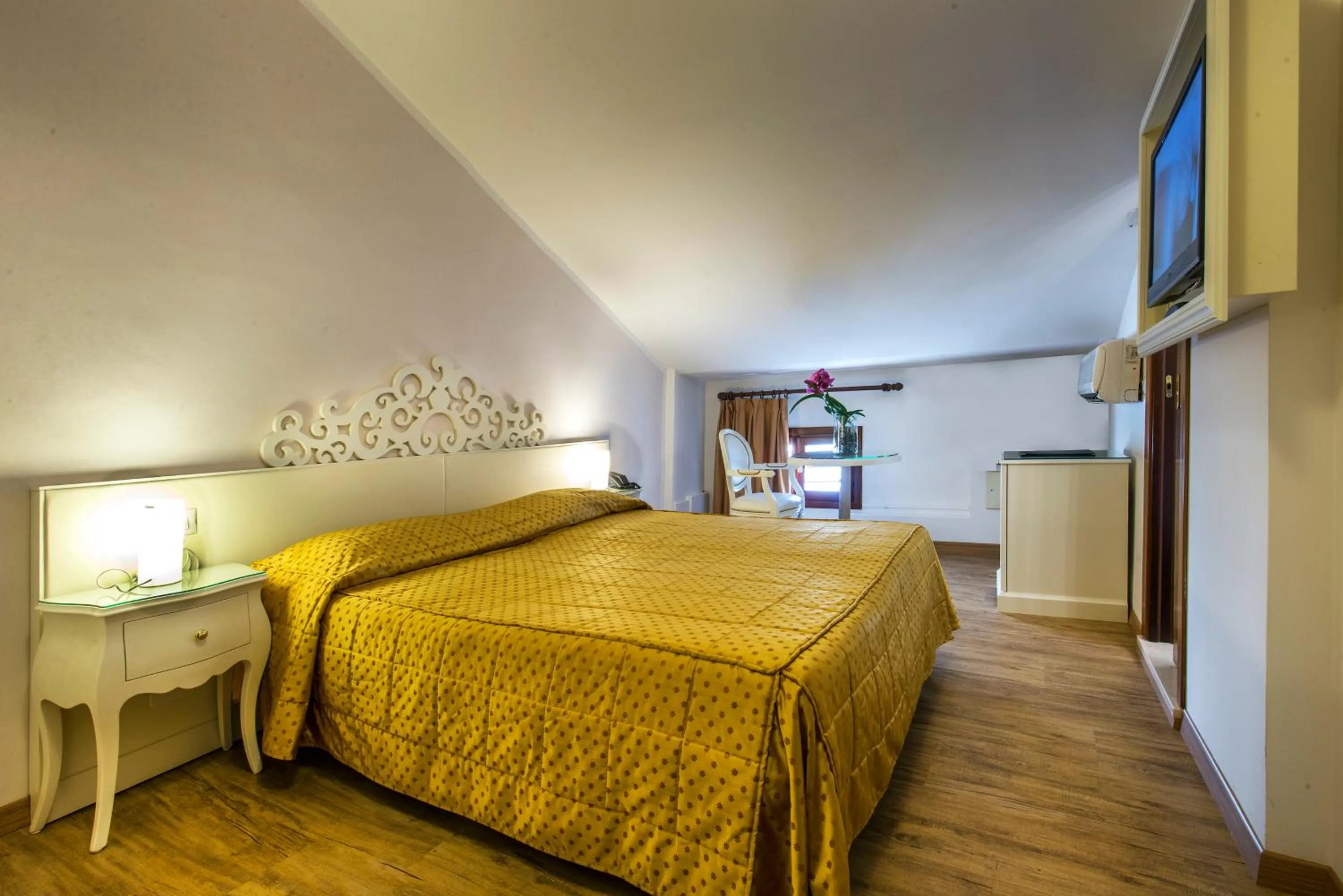 Photo of the whole room, Bed in Hotel Vivit ***S