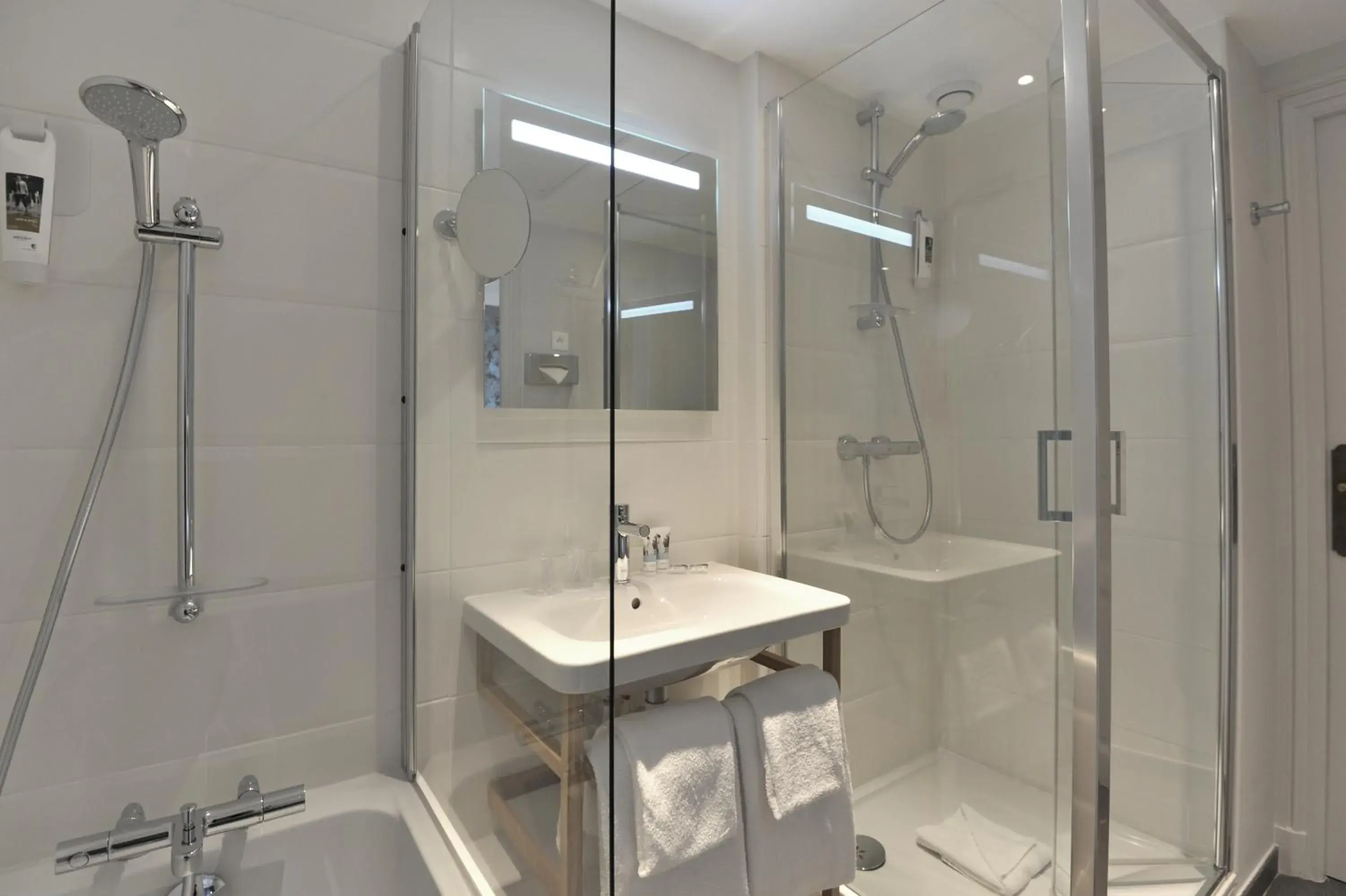 Shower, Bathroom in Mercure Paris Saint Cloud Hippodrome