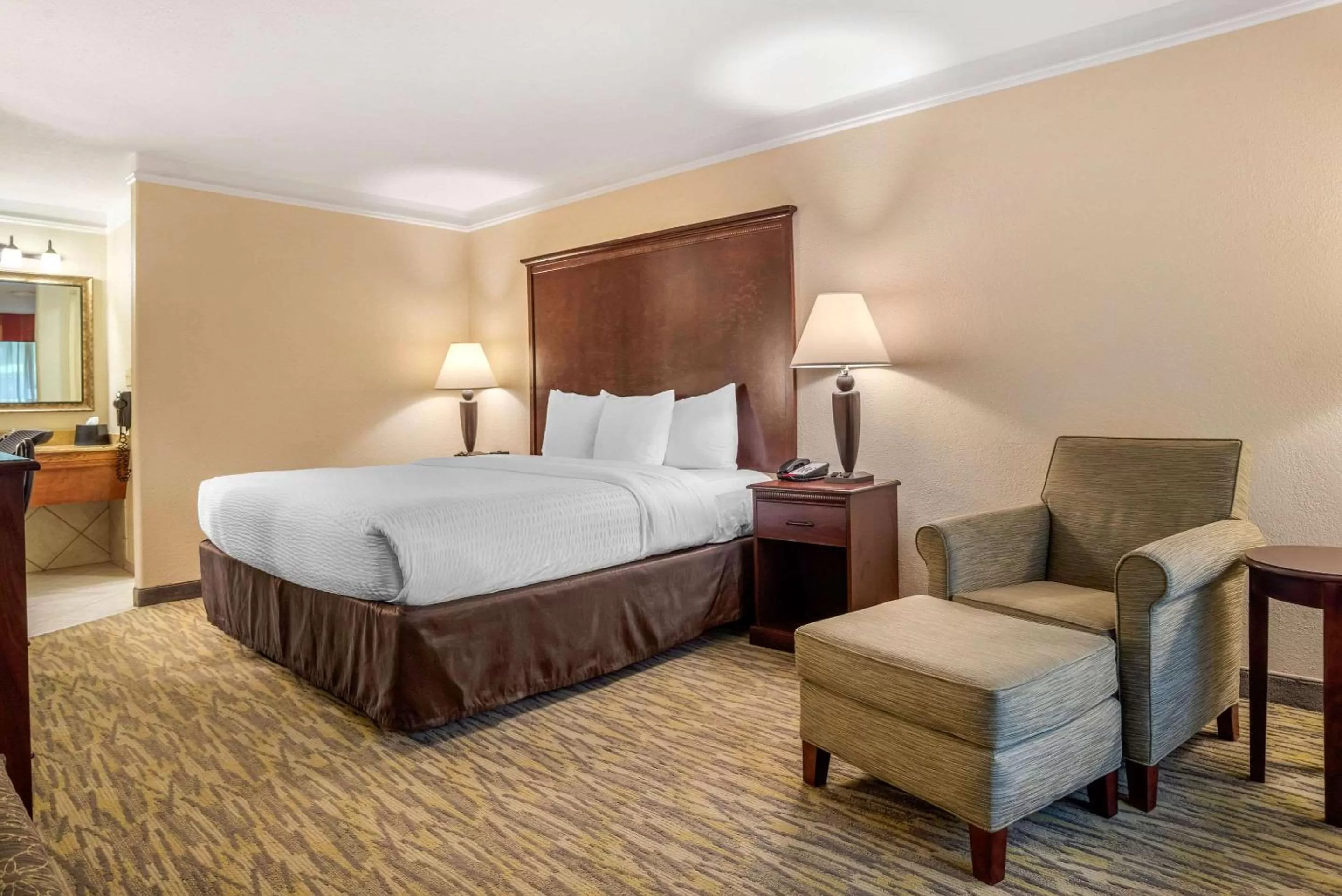 Photo of the whole room, Bed in Clarion Inn Conference Center