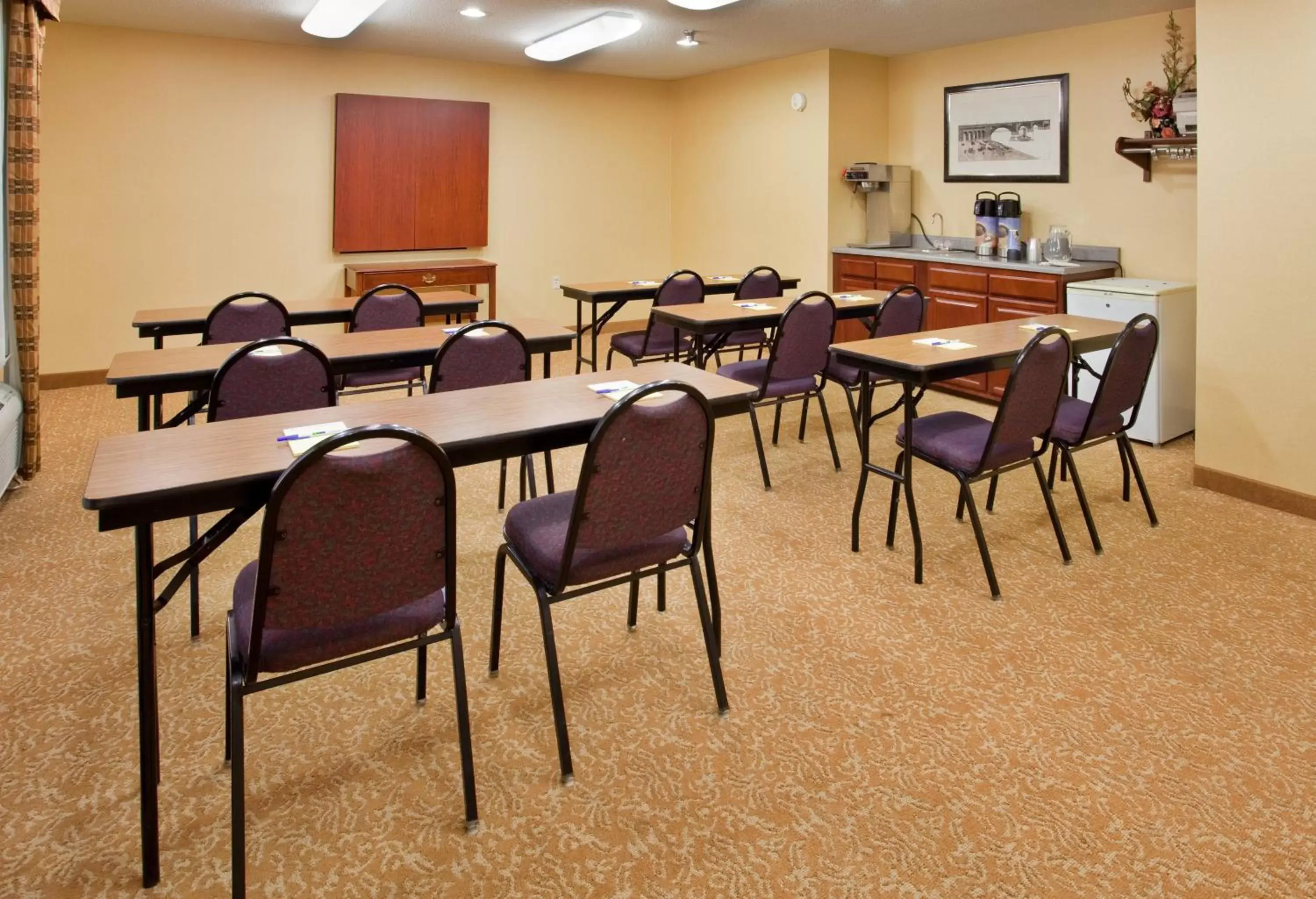 Meeting/conference room in Holiday Inn Express Hotel & Suites Fenton/I-44, an IHG Hotel