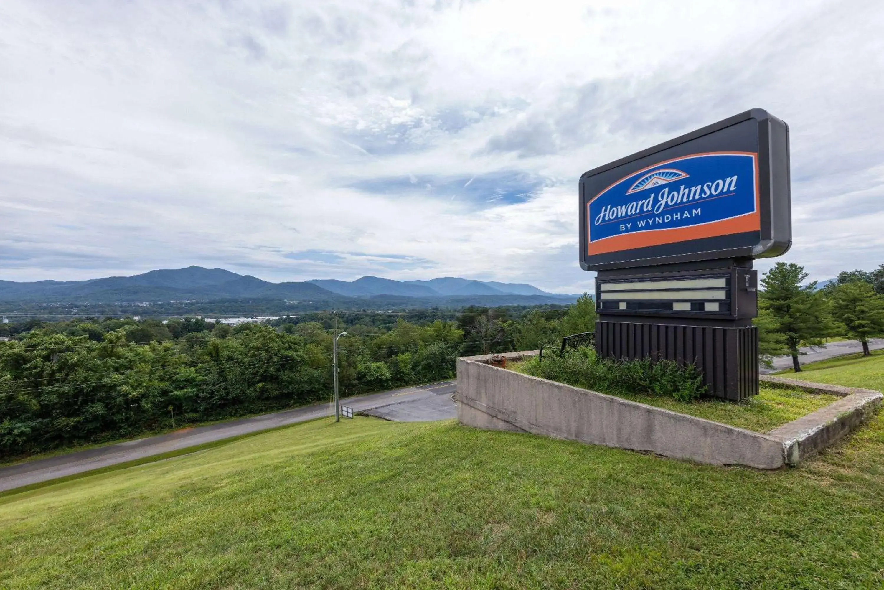 Property building in Howard Johnson by Wyndham Salem Hotel & Conference Center Property building in Howard Johnson by Wyndham Salem Hotel & Conference Center