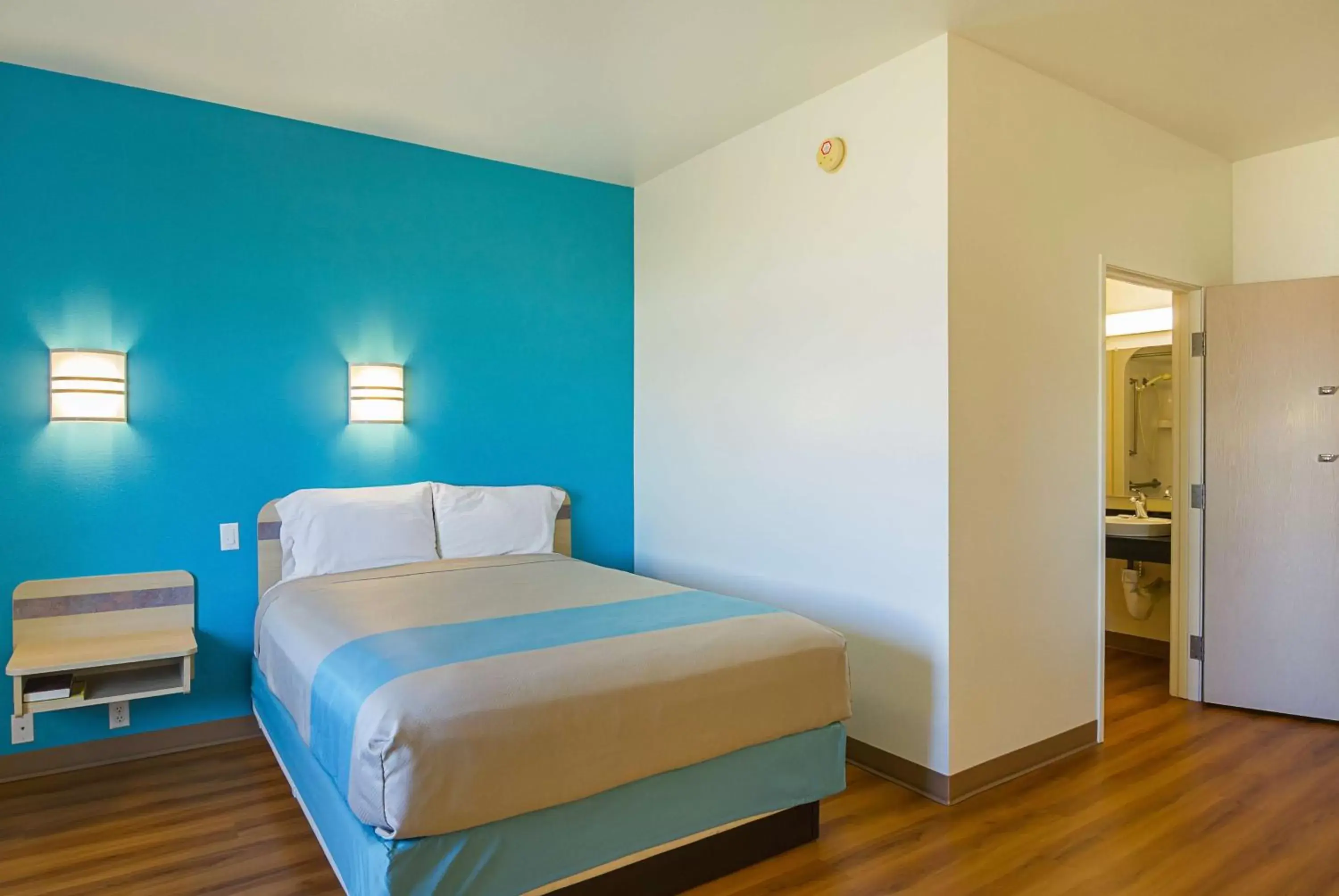 Queen Room - Non-Smoking in Motel 6-Wheatland, WY Queen Room - Non-Smoking in Motel 6-Wheatland, WY