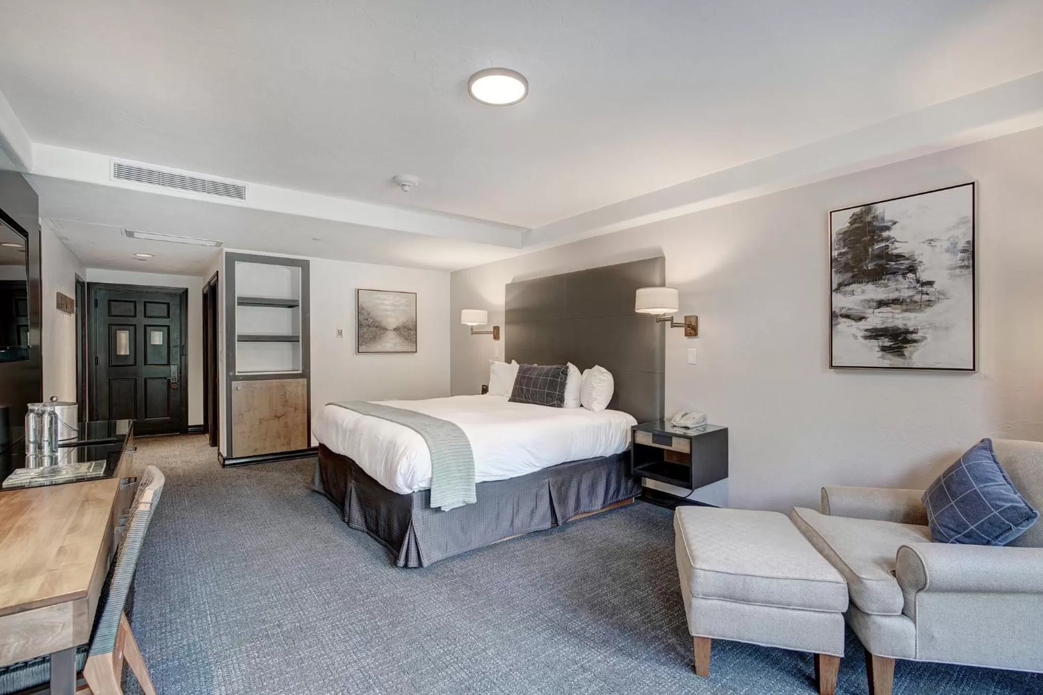 Photo of the whole room, Bed in The Pines Lodge, a RockResort