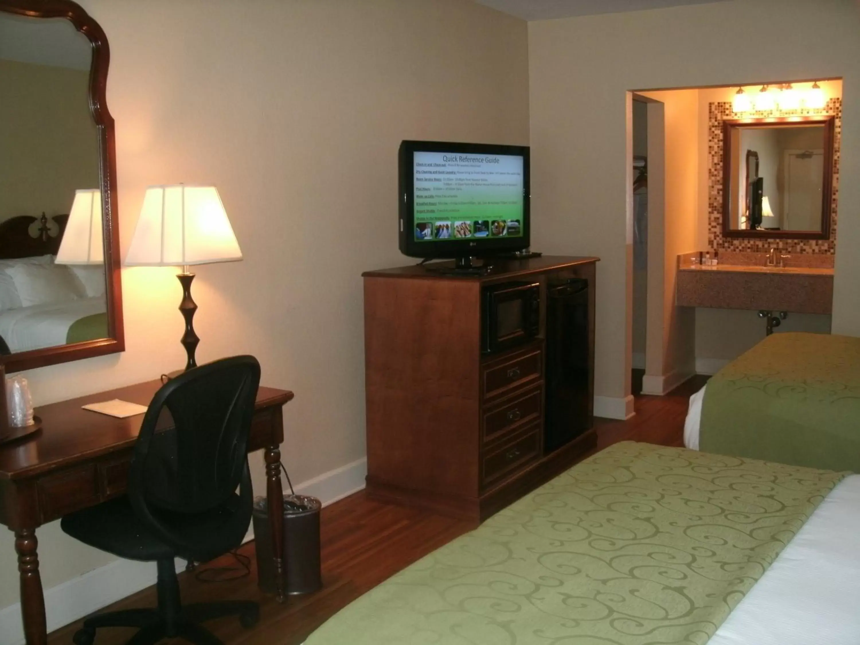 TV and multimedia, TV/Entertainment Center in Merry Acres Inn