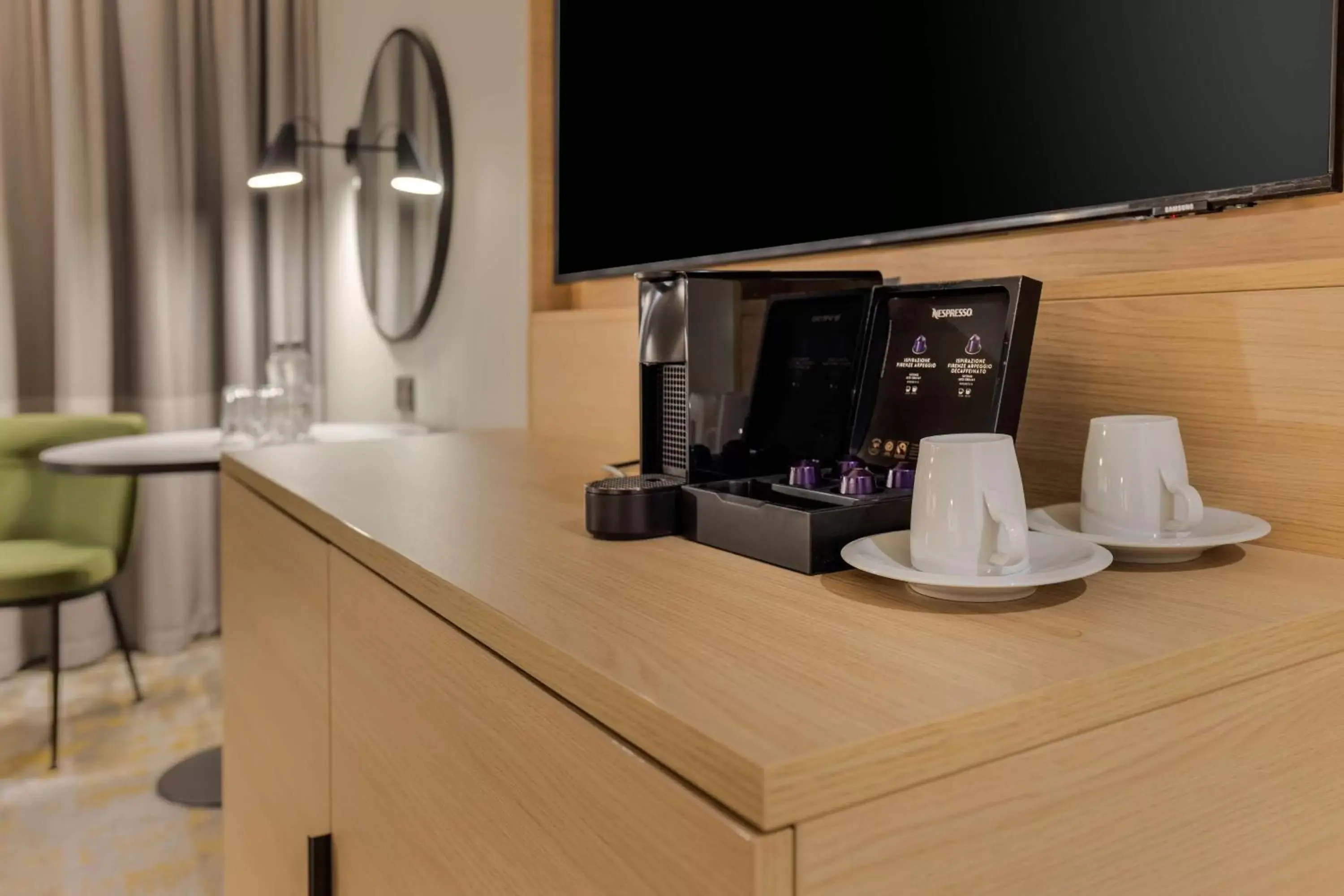 Coffee/tea facilities, TV/Entertainment Center in DoubleTree by Hilton Edinburgh Airport