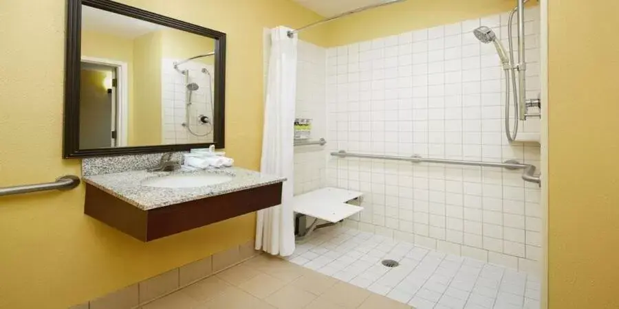 Shower, Bathroom in Holiday Inn Express Tifton, an IHG Hotel
