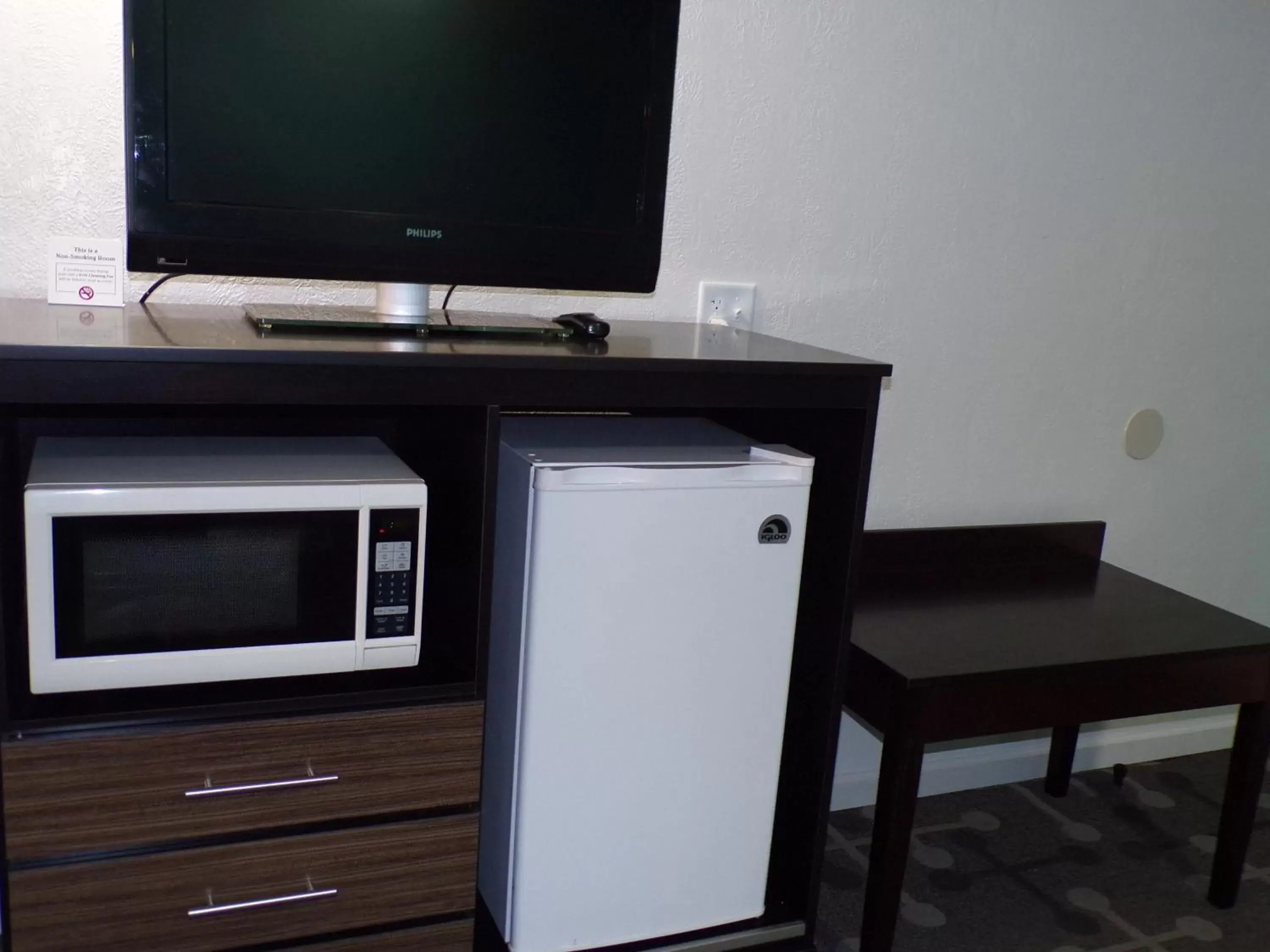 TV/Entertainment Center in Dover Inn and Suites