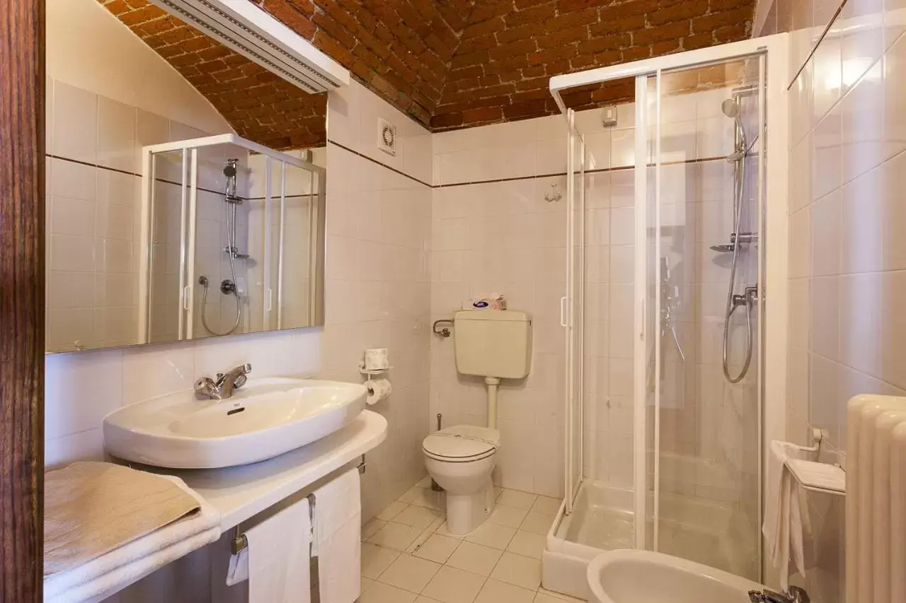 Shower, Bathroom in Residenza Del Lago