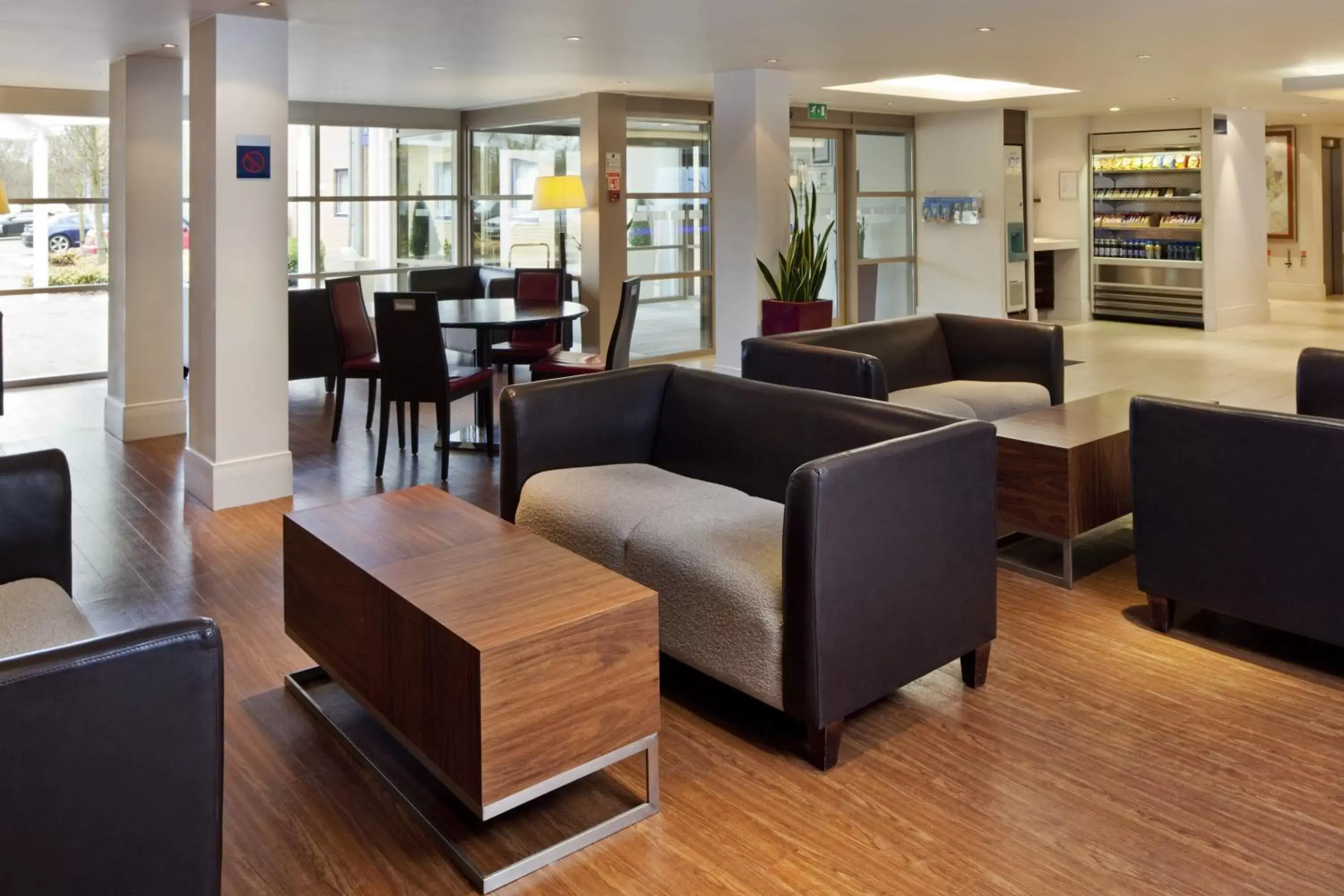 Lobby or reception, Lounge/Bar in Holiday Inn Express Milton Keynes, an IHG Hotel