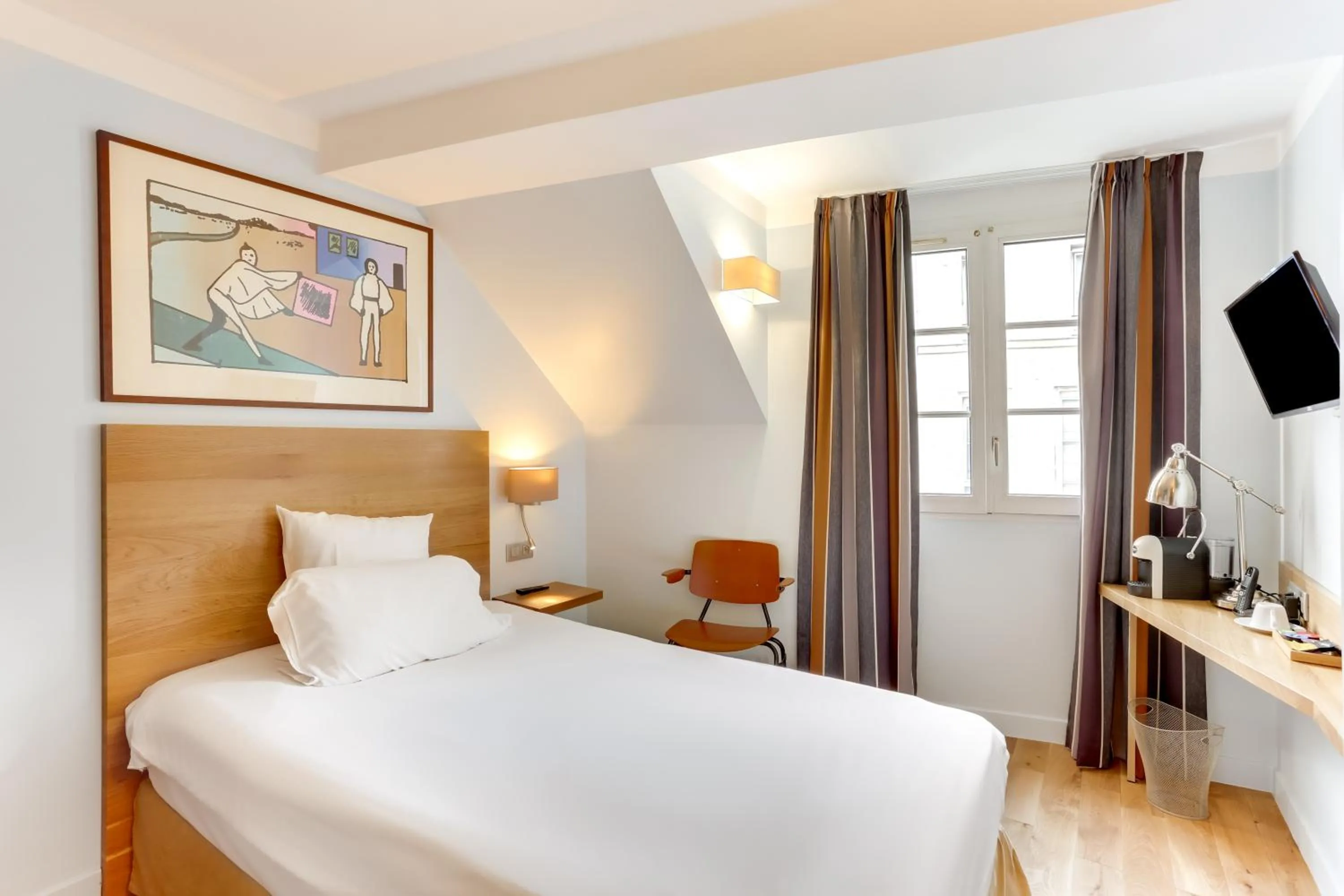 Bed in Hôtel Louvre Richelieu