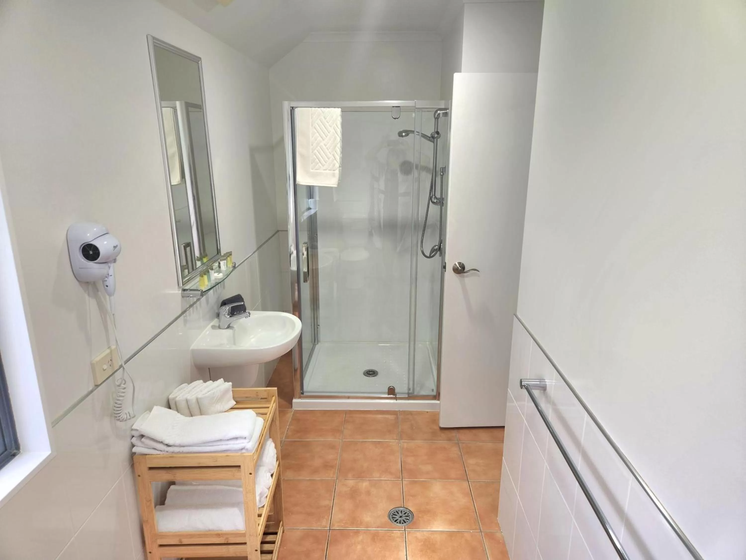 Shower in Botany Palms Motel