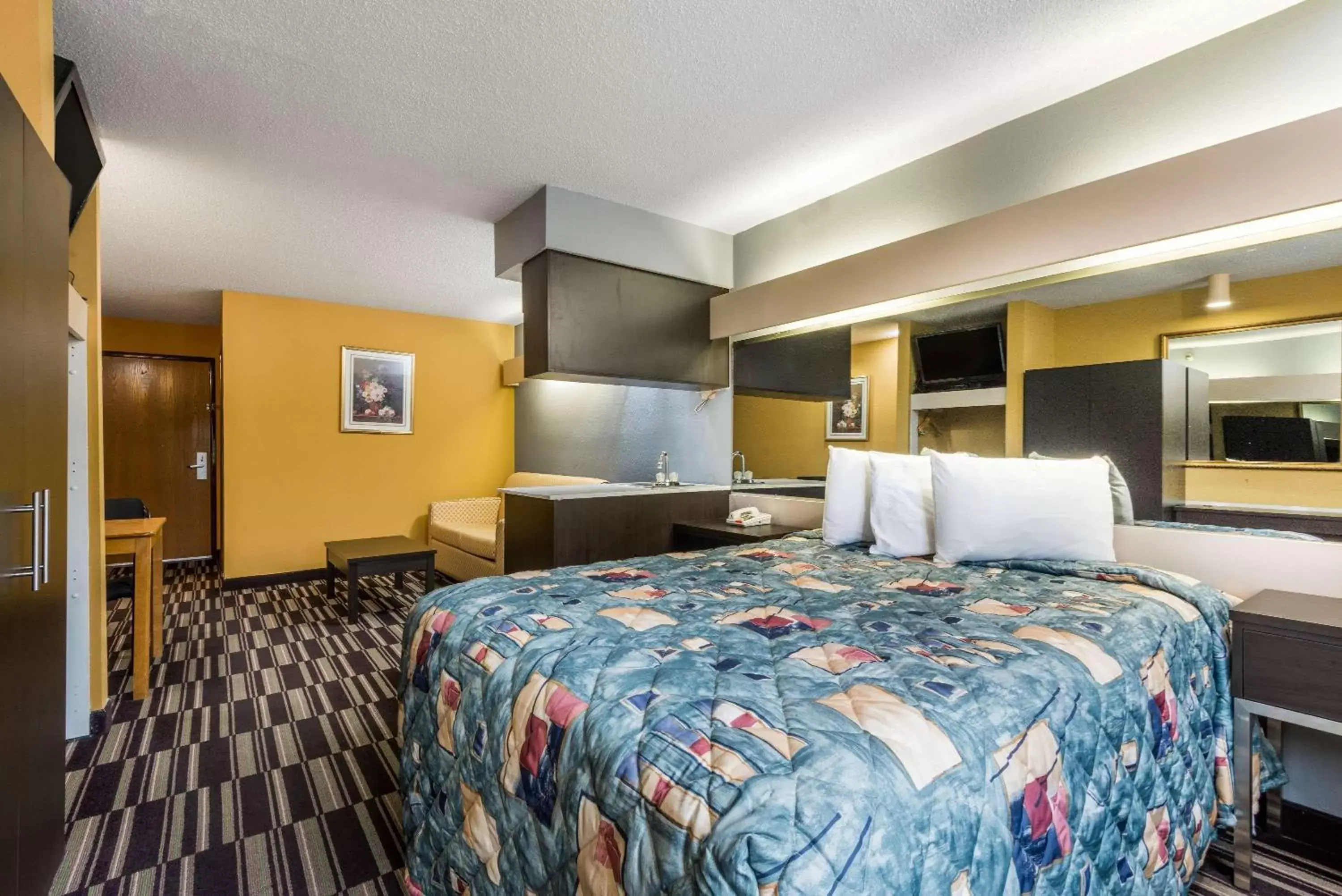 Photo of the whole room, Bed in Microtel Inn & Suites by Wyndham Riverside