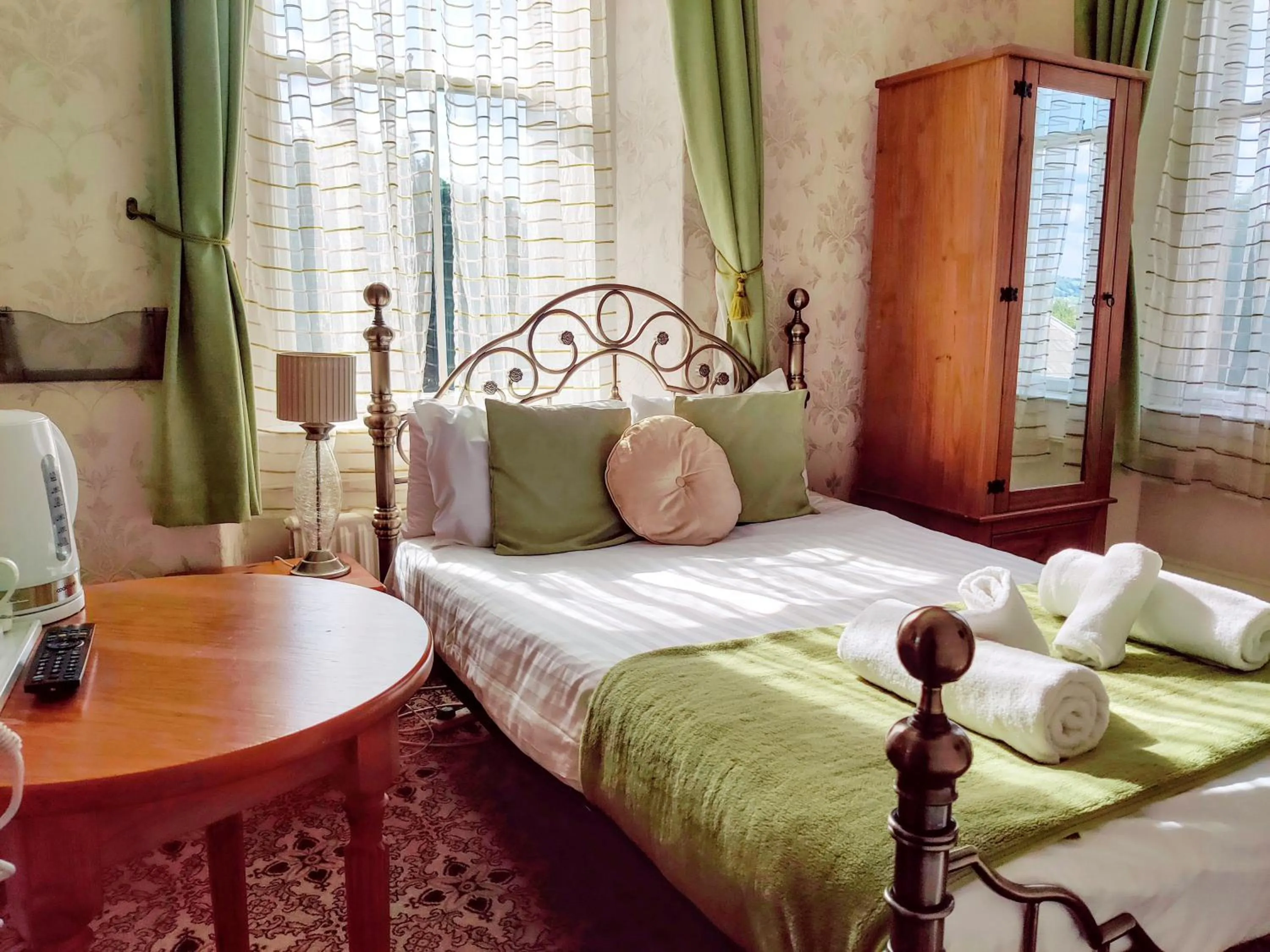 Bedroom, Bed in Wentworth House - Free Parking