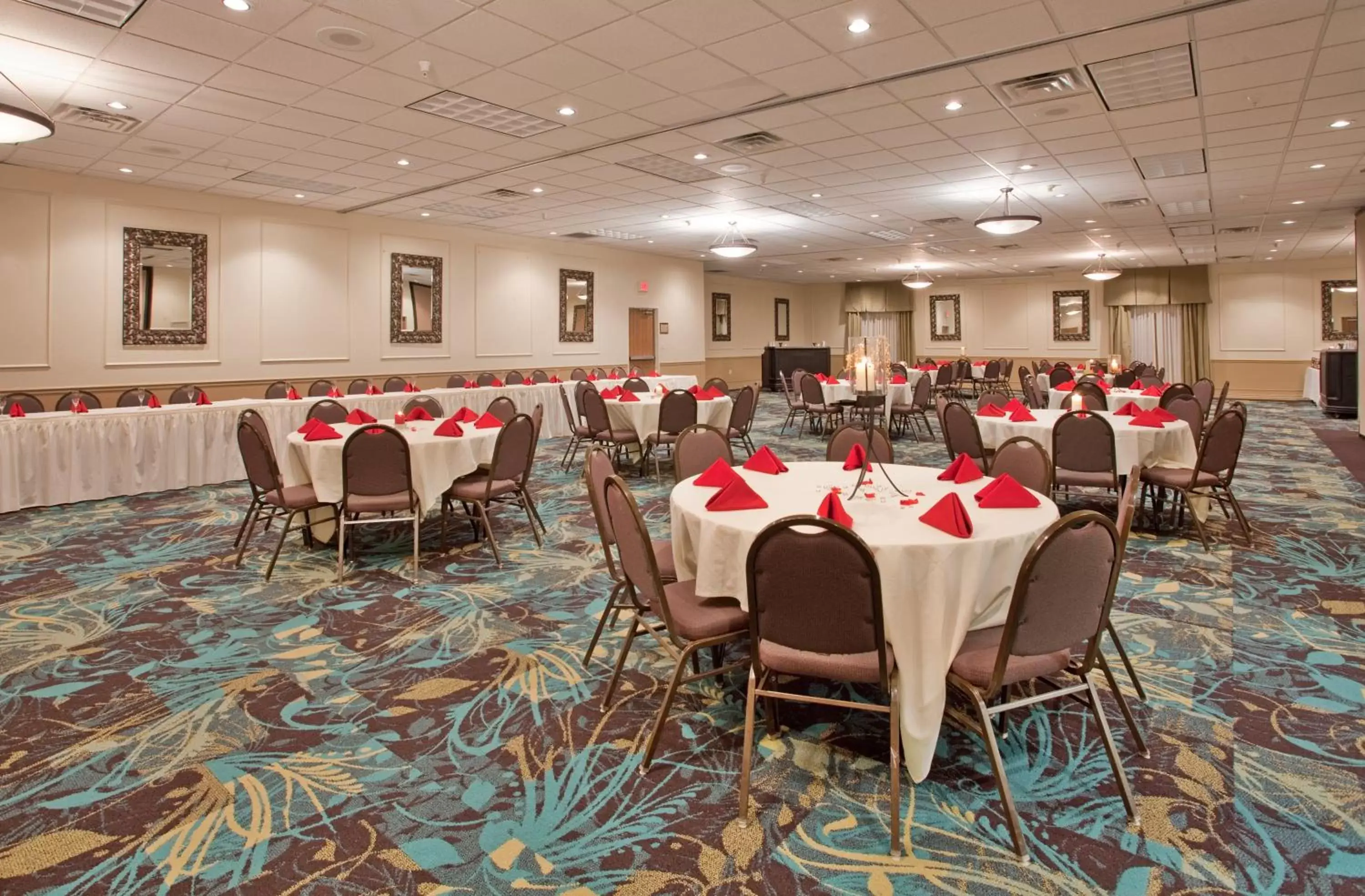 Meeting/conference room, Restaurant/Places to Eat in Holiday Inn Express Hotel & Suites Beatrice