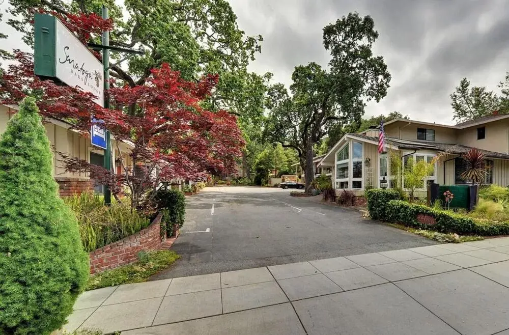 Property Building in Saratoga Oaks Lodge