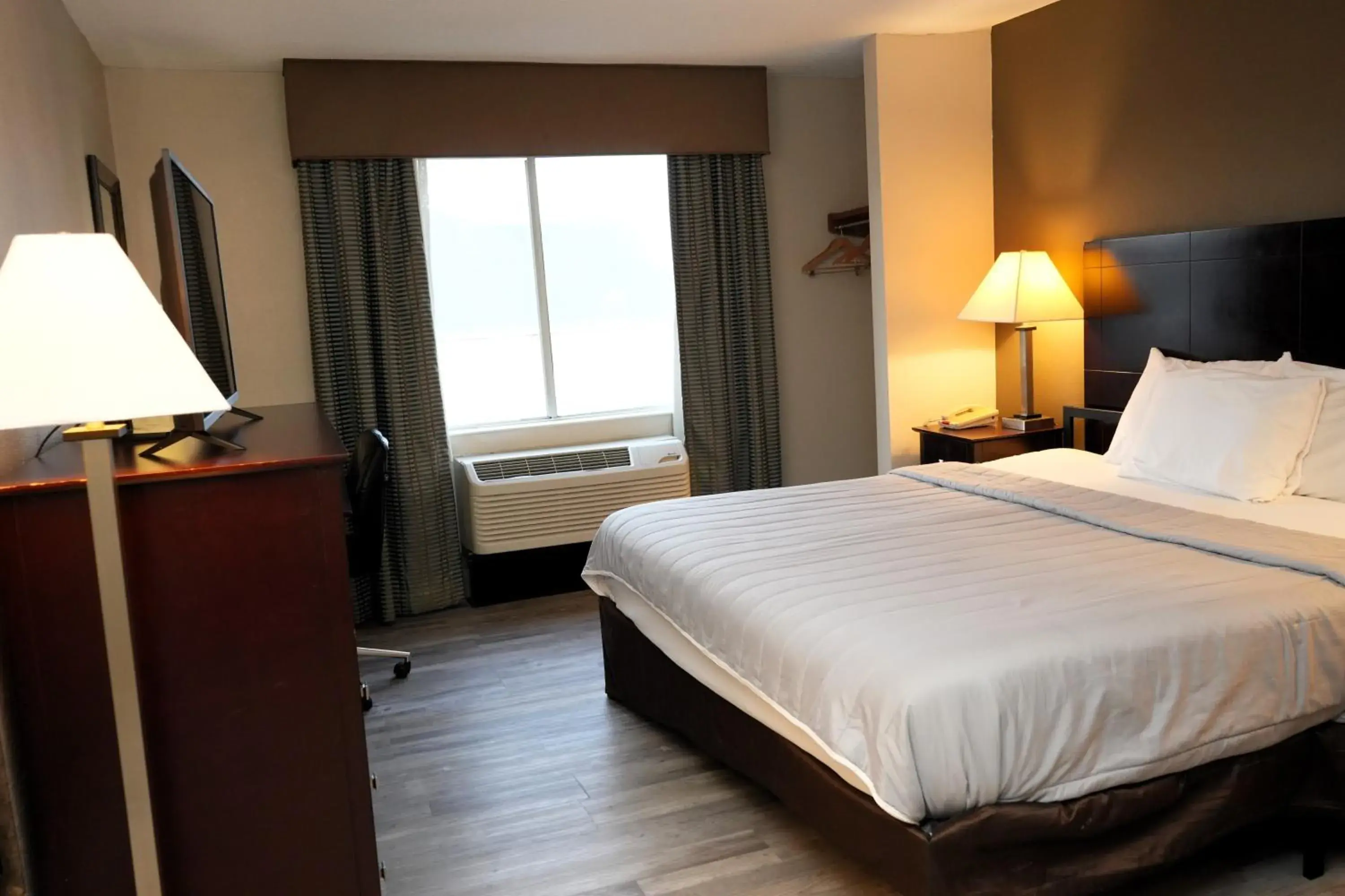 Bedroom, Bed in Copley Inn & Suites, Copley - Akron