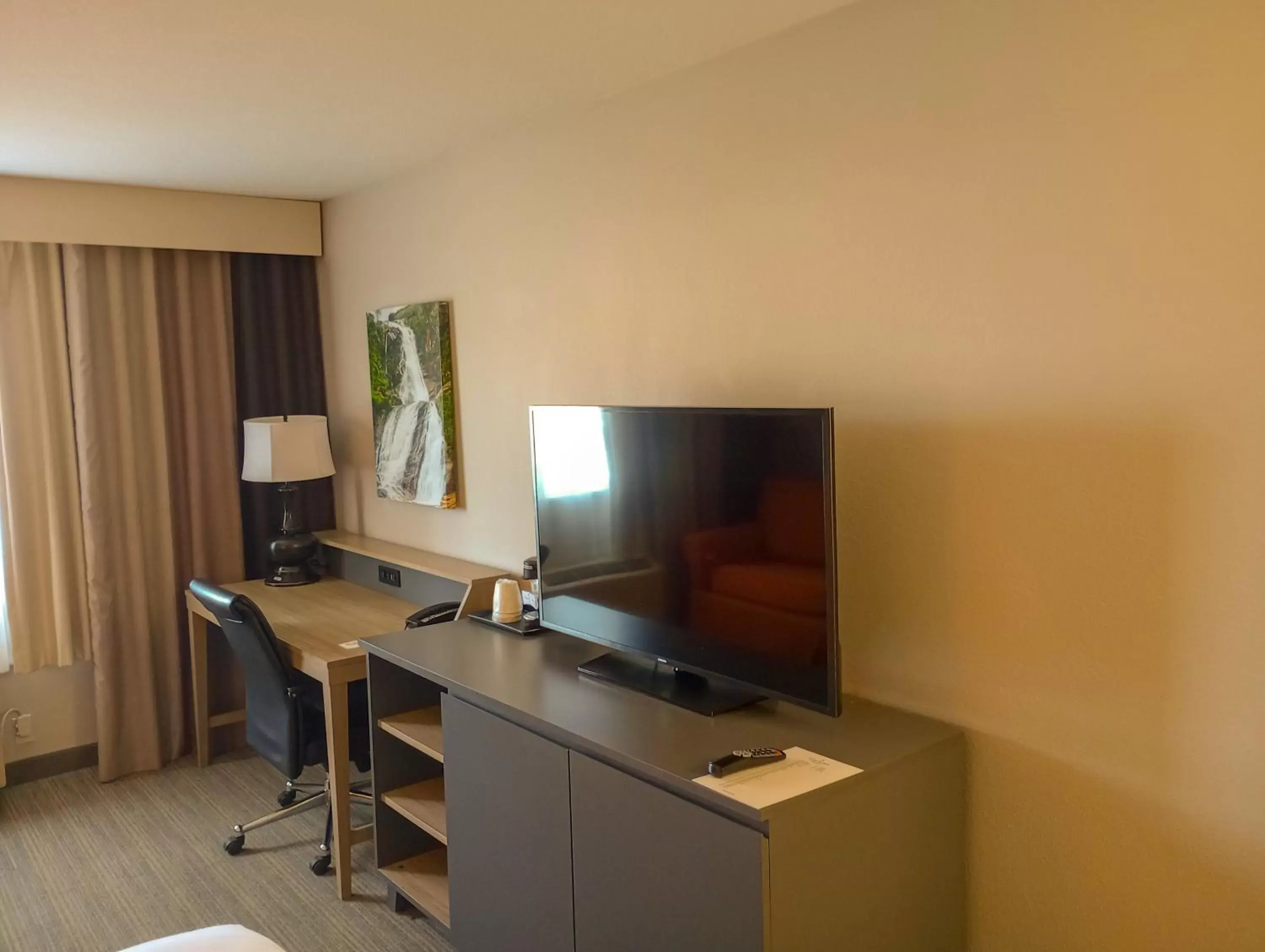 hair dresser, TV/Entertainment Center in Country Inn & Suites by Radisson, Portland International Airport, OR