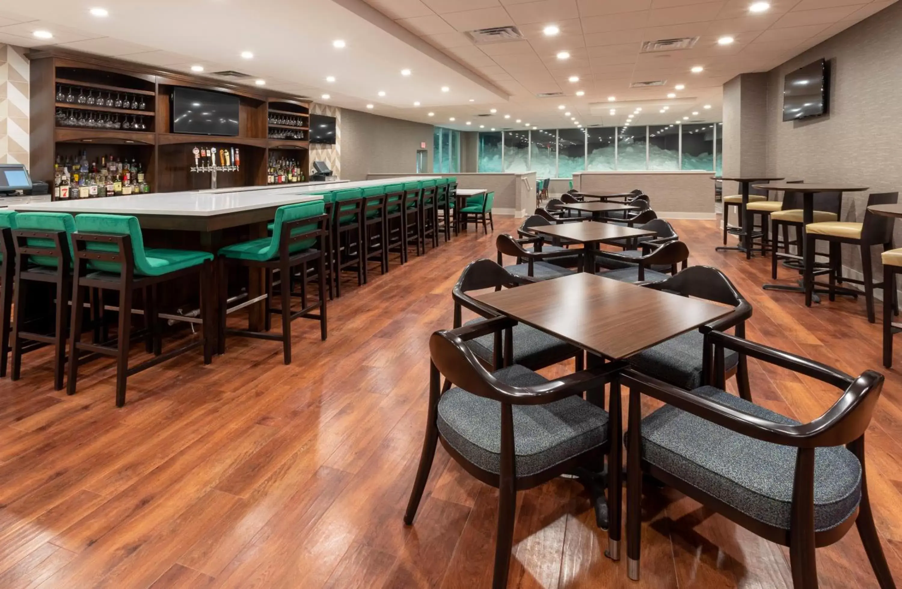 Lounge or bar, Restaurant/Places to Eat in Holiday Inn Marquette, an IHG Hotel