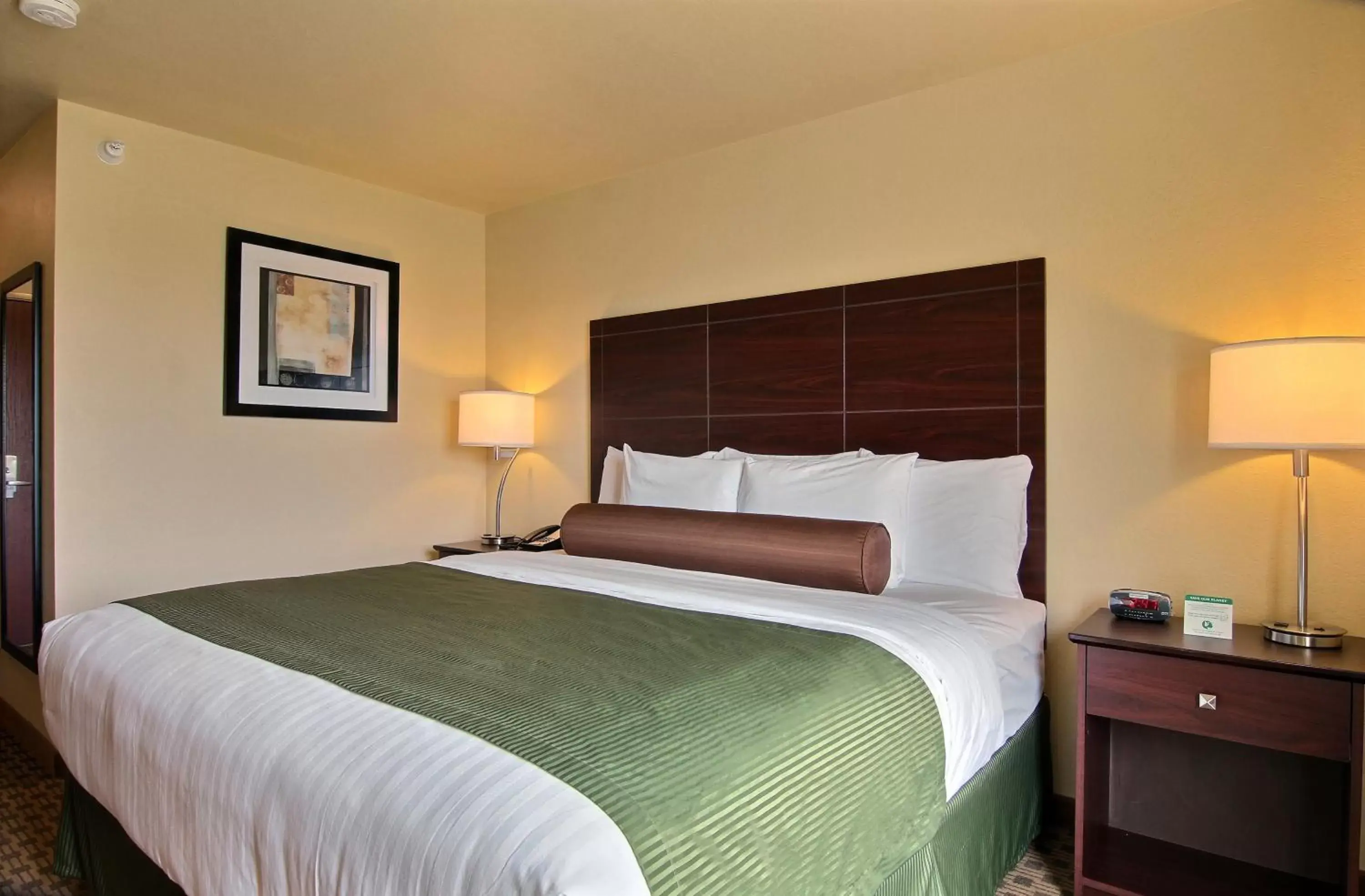 Bed in Cobblestone Inn & Suites - Linton