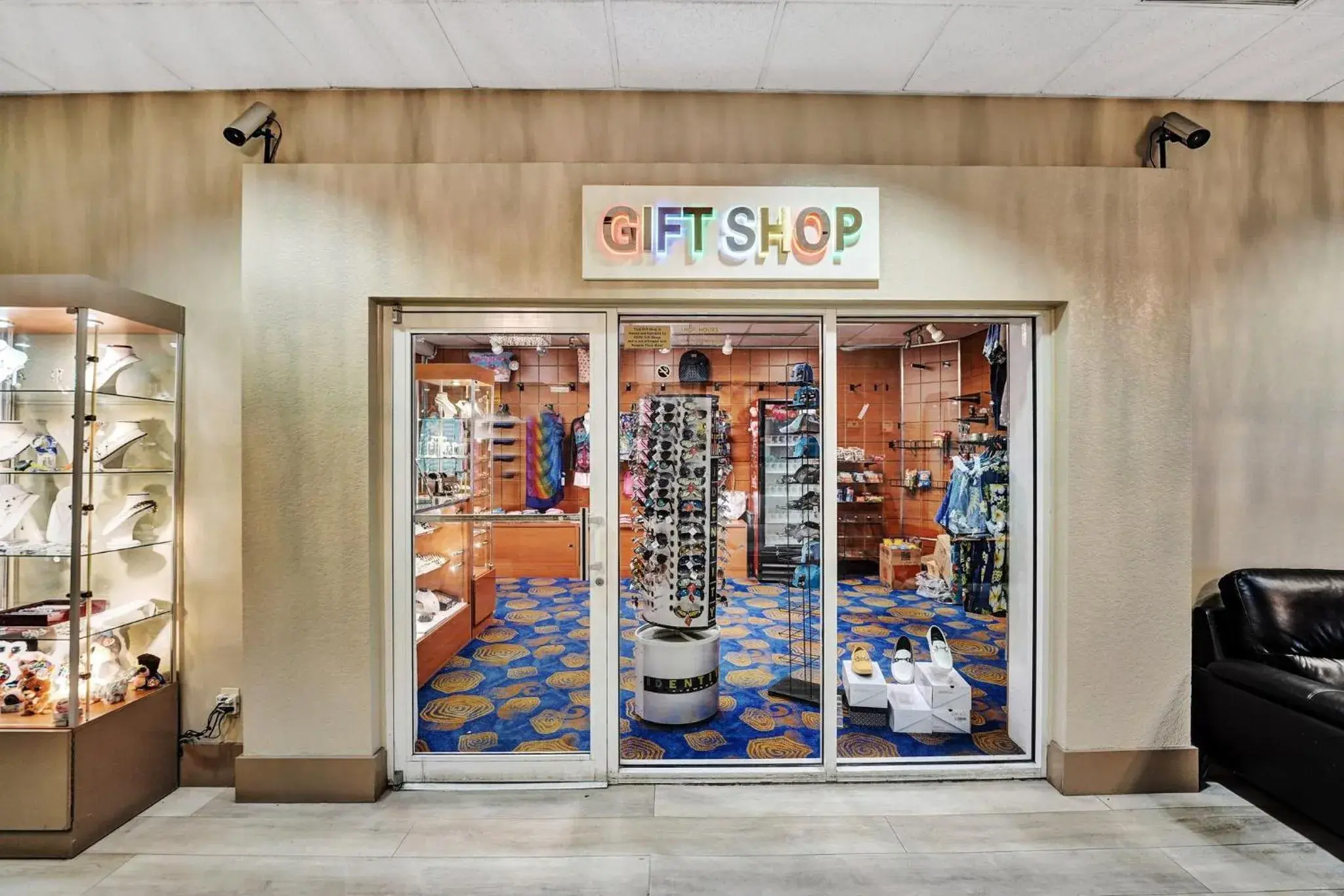 On-site shops in Plaza Hotel Fort Lauderdale