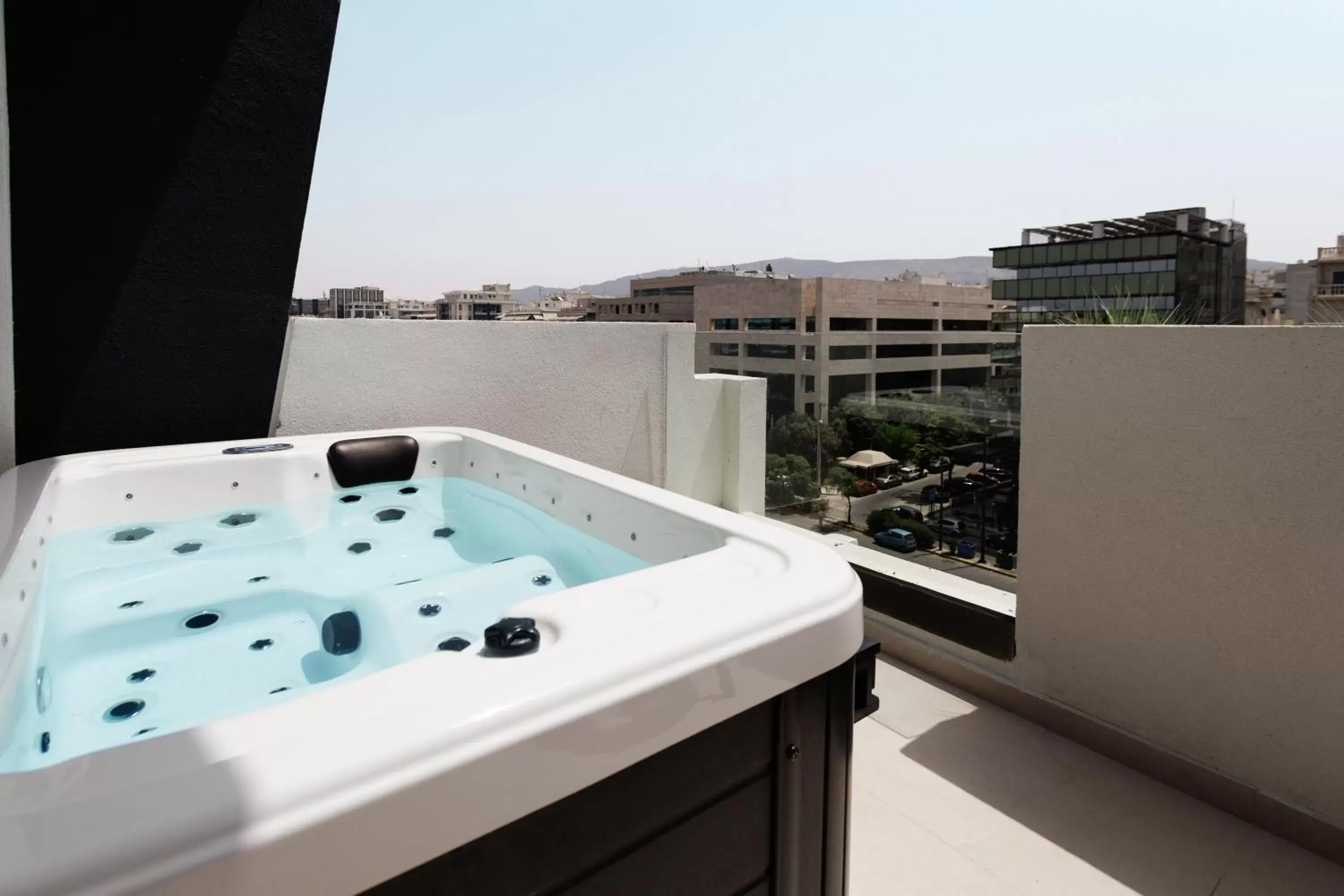 Hot Tub in LUX&EASY Signature Syngrou 234