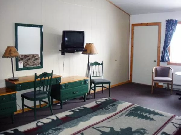 TV/Entertainment Center in Hiawatha Lodge Inn