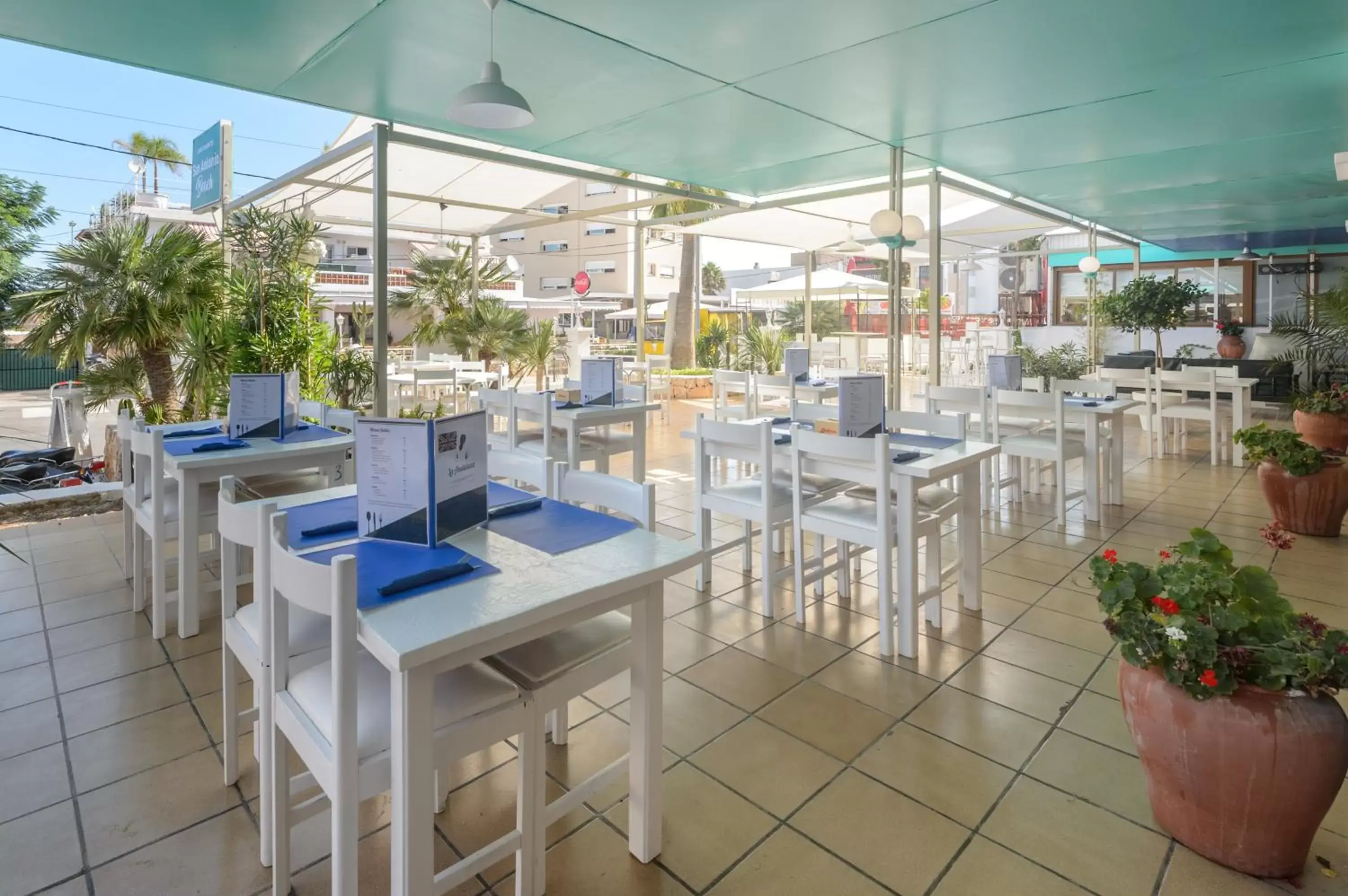 Restaurant/Places to Eat in Apartamentos San Antonio Beach