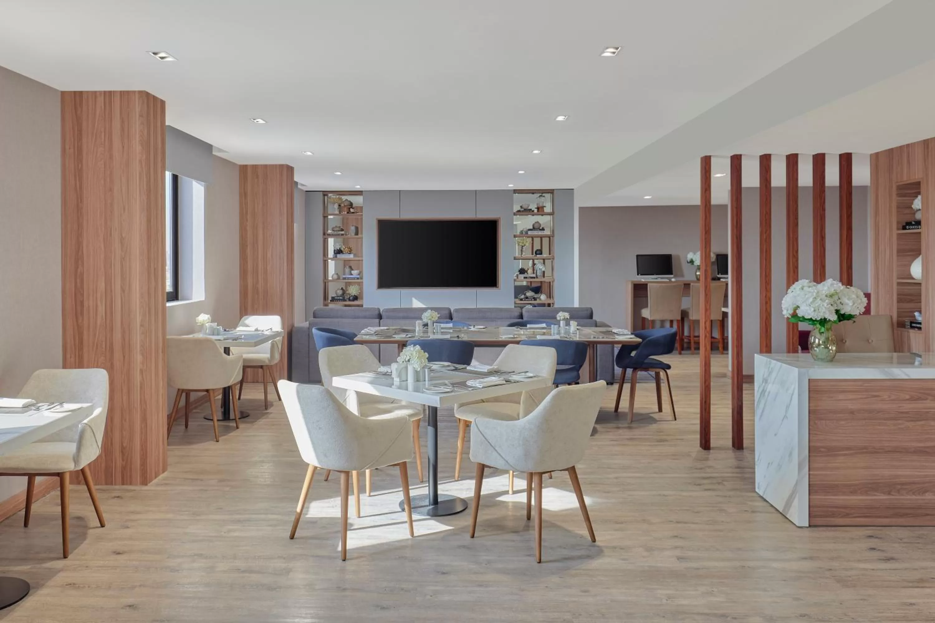 Lounge or bar in Crowne Plaza Riyadh Palace by IHG