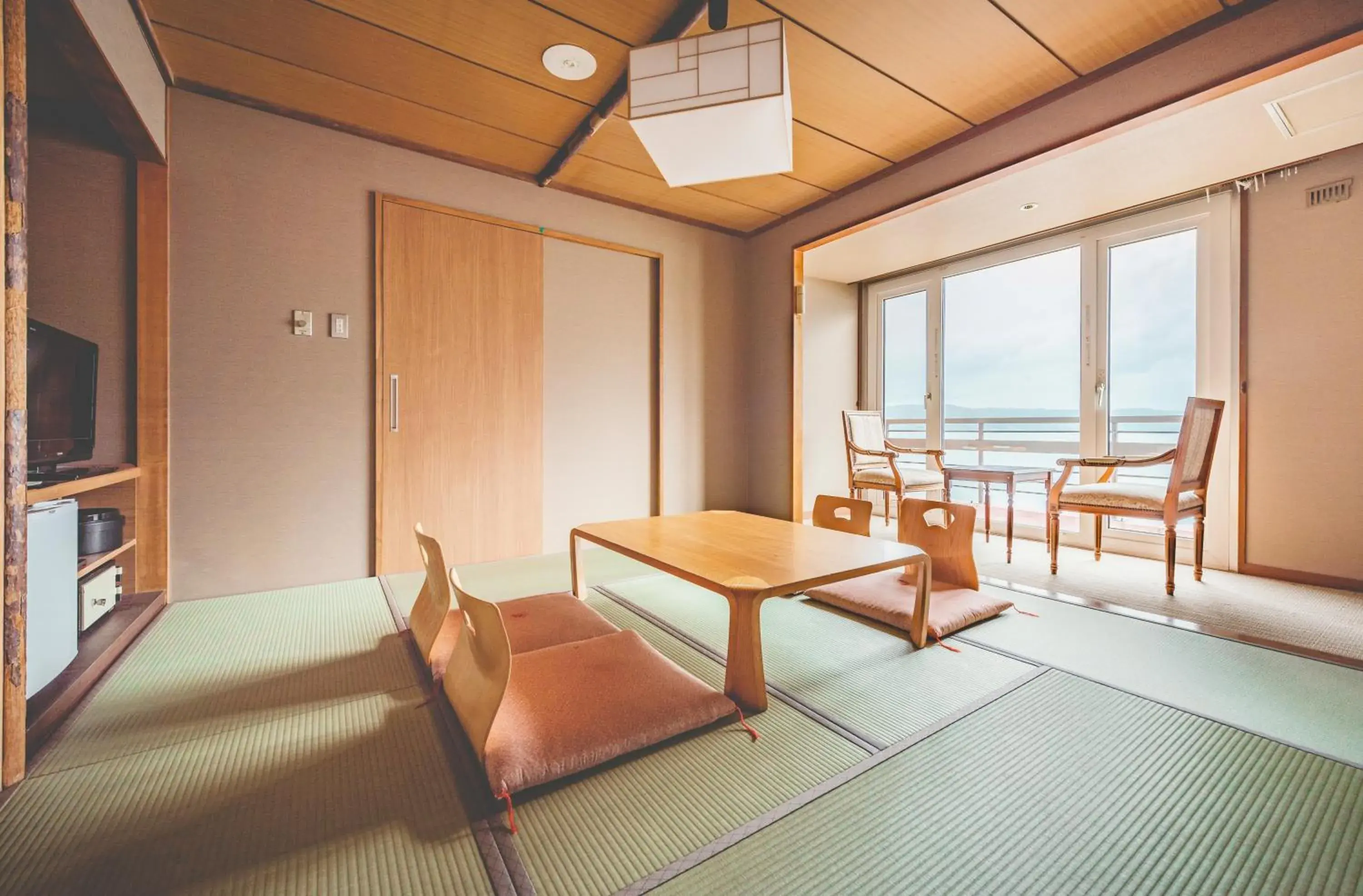 Photo of the whole room, Seating Area in Toyako Manseikaku Hotel Lakeside Terrace