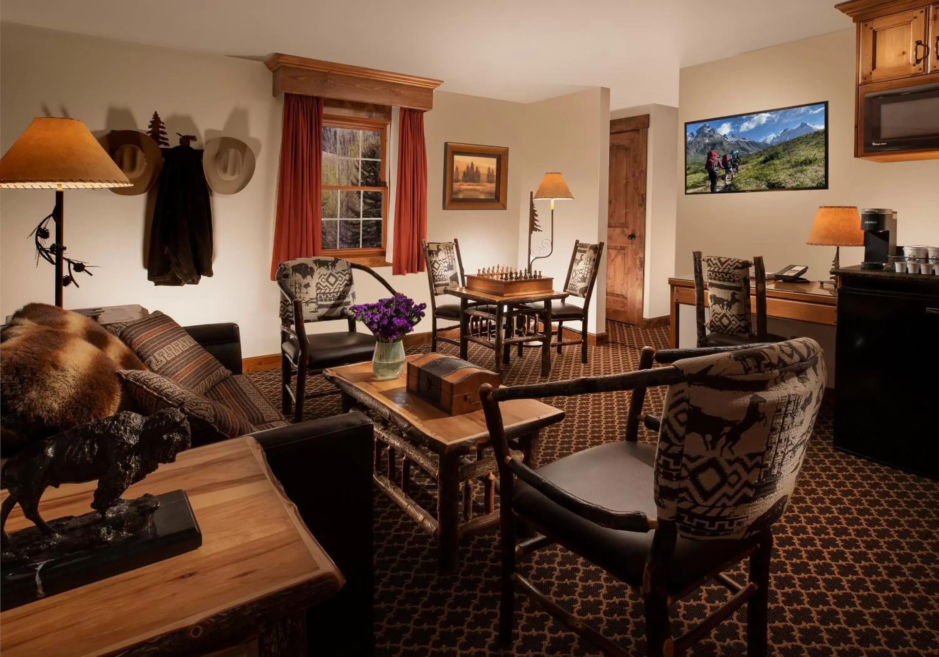 Living room in Parkway Inn of Jackson Hole