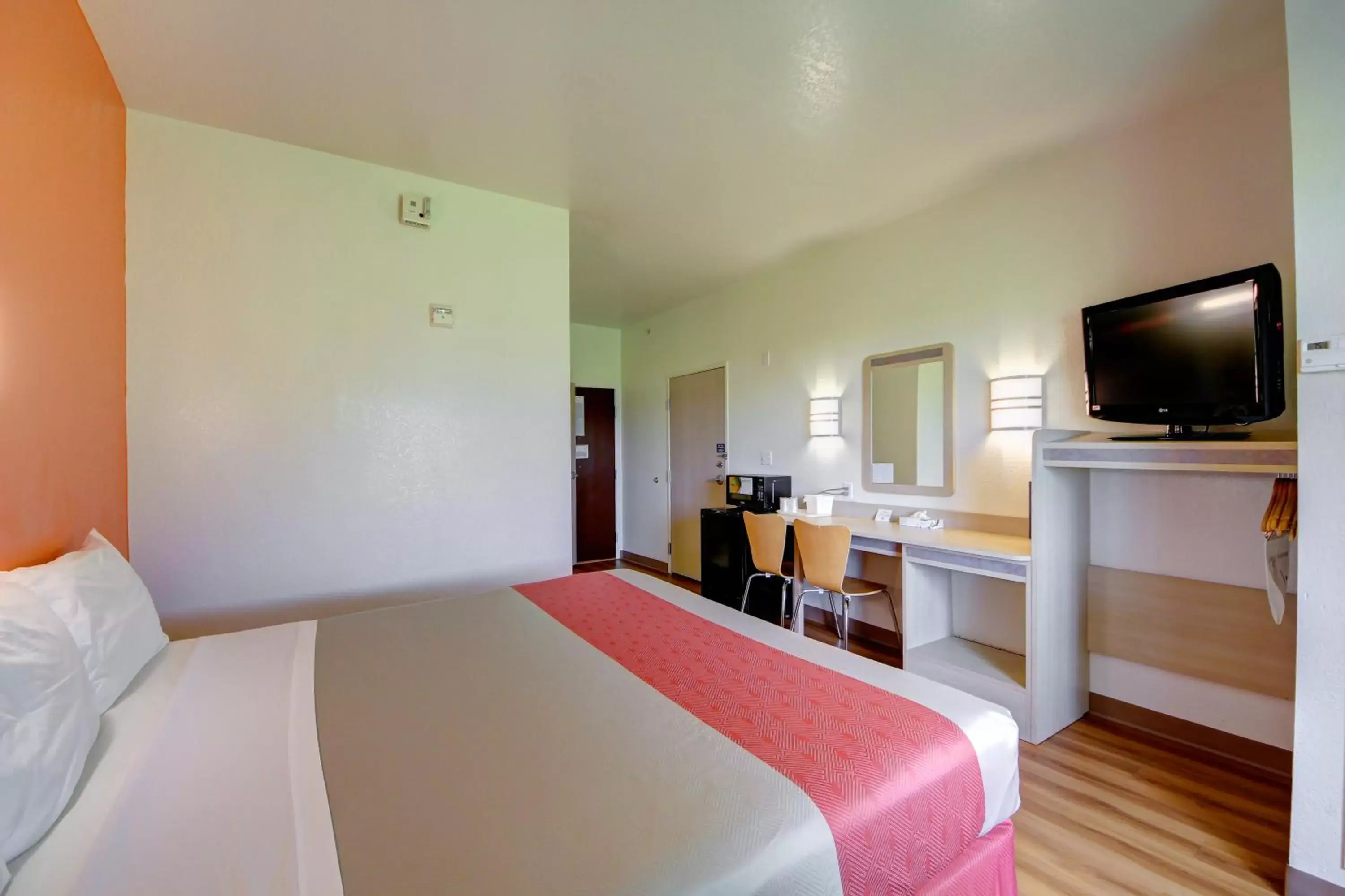 Photo of the whole room, Bed in Motel 6-El Reno, OK