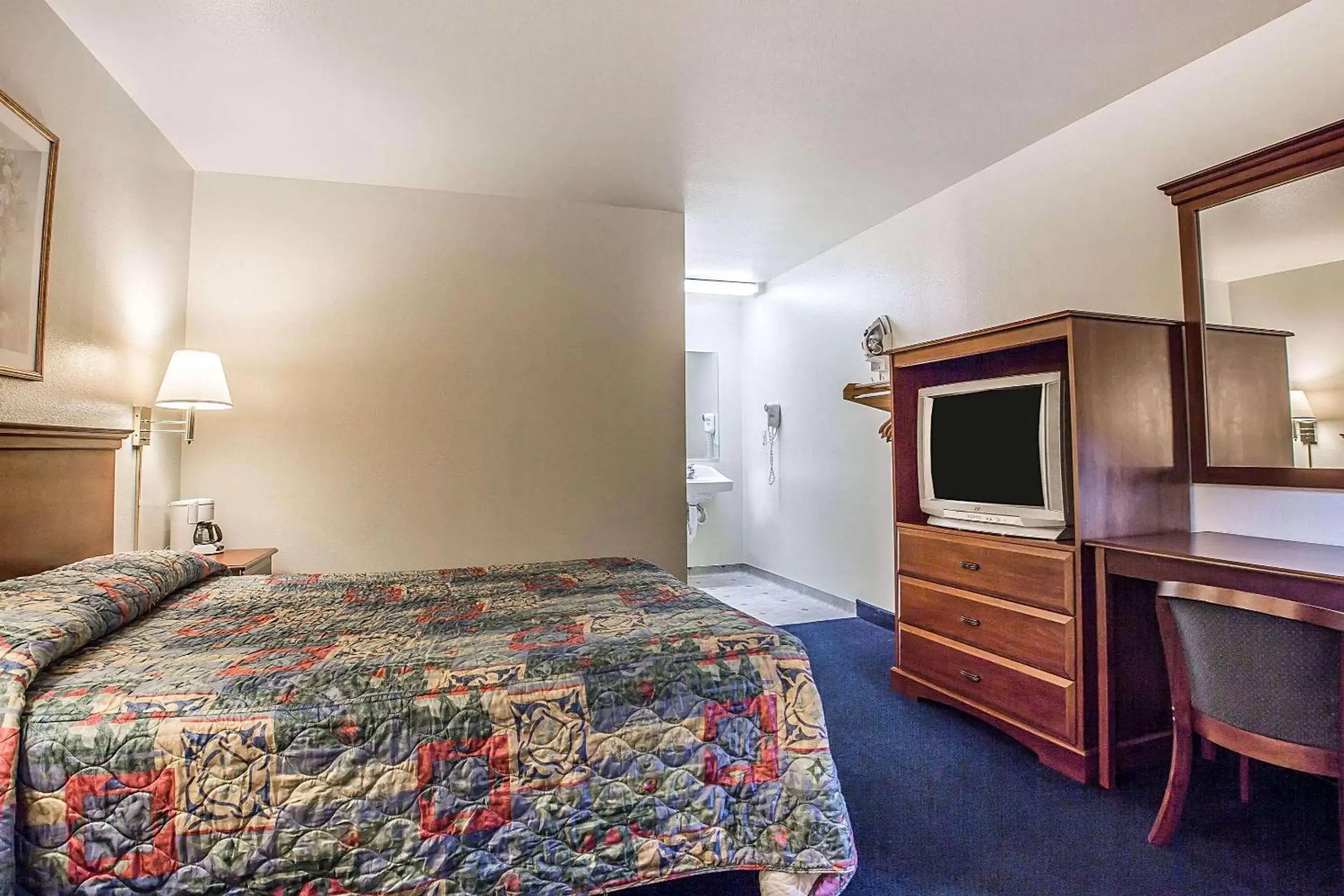 Photo of the whole room, Bed in Econo Lodge Inn & Suites near China Lake Naval Station