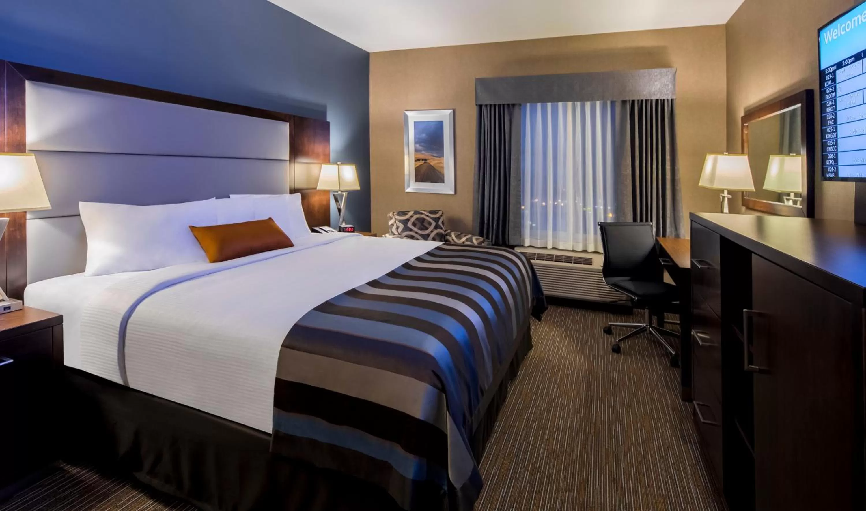 Bedroom, Bed in Wingate by Wyndham Kamloops