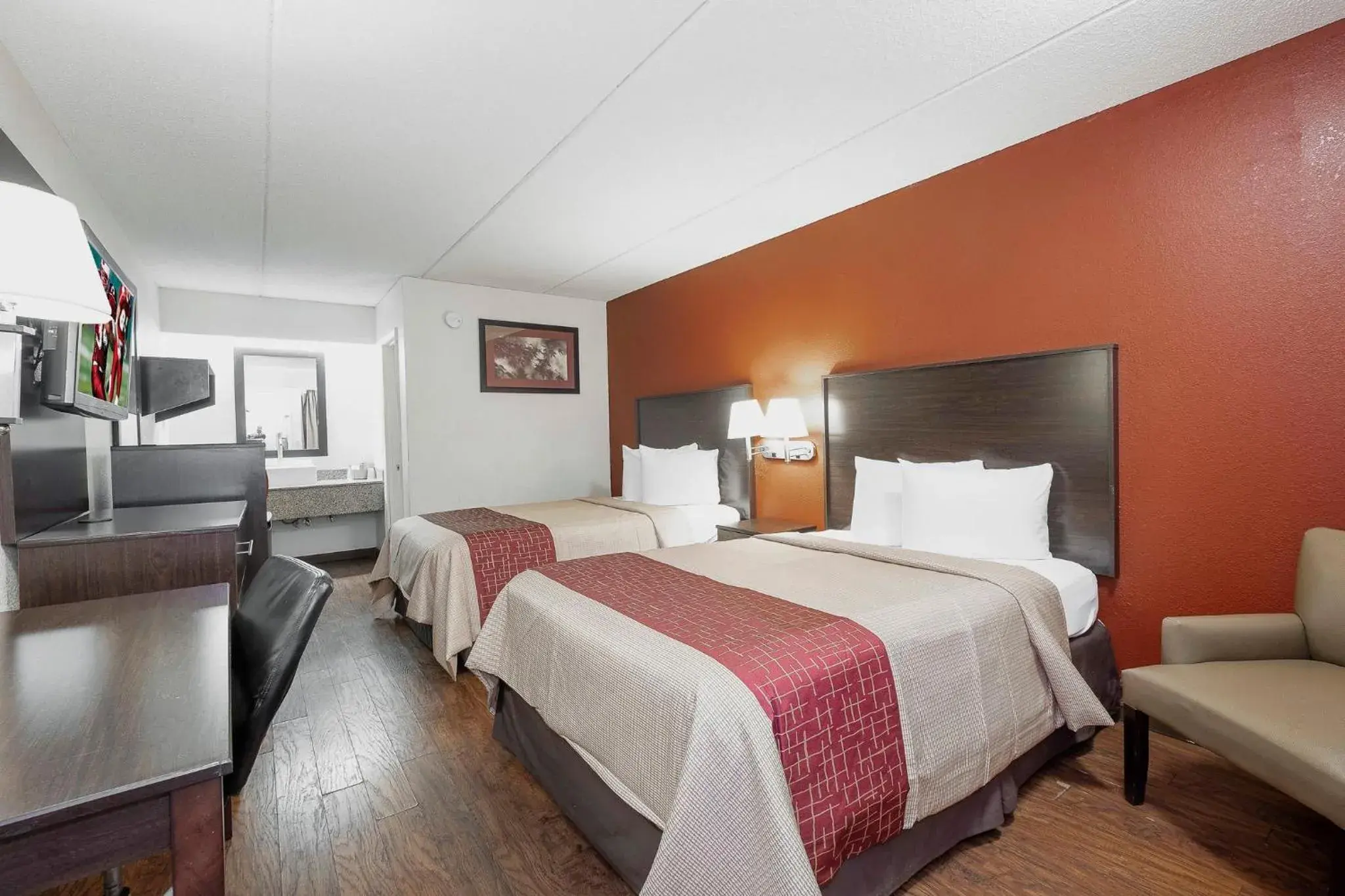 Photo of the whole room, Bed in Red Roof Inn Jackson North – Ridgeland