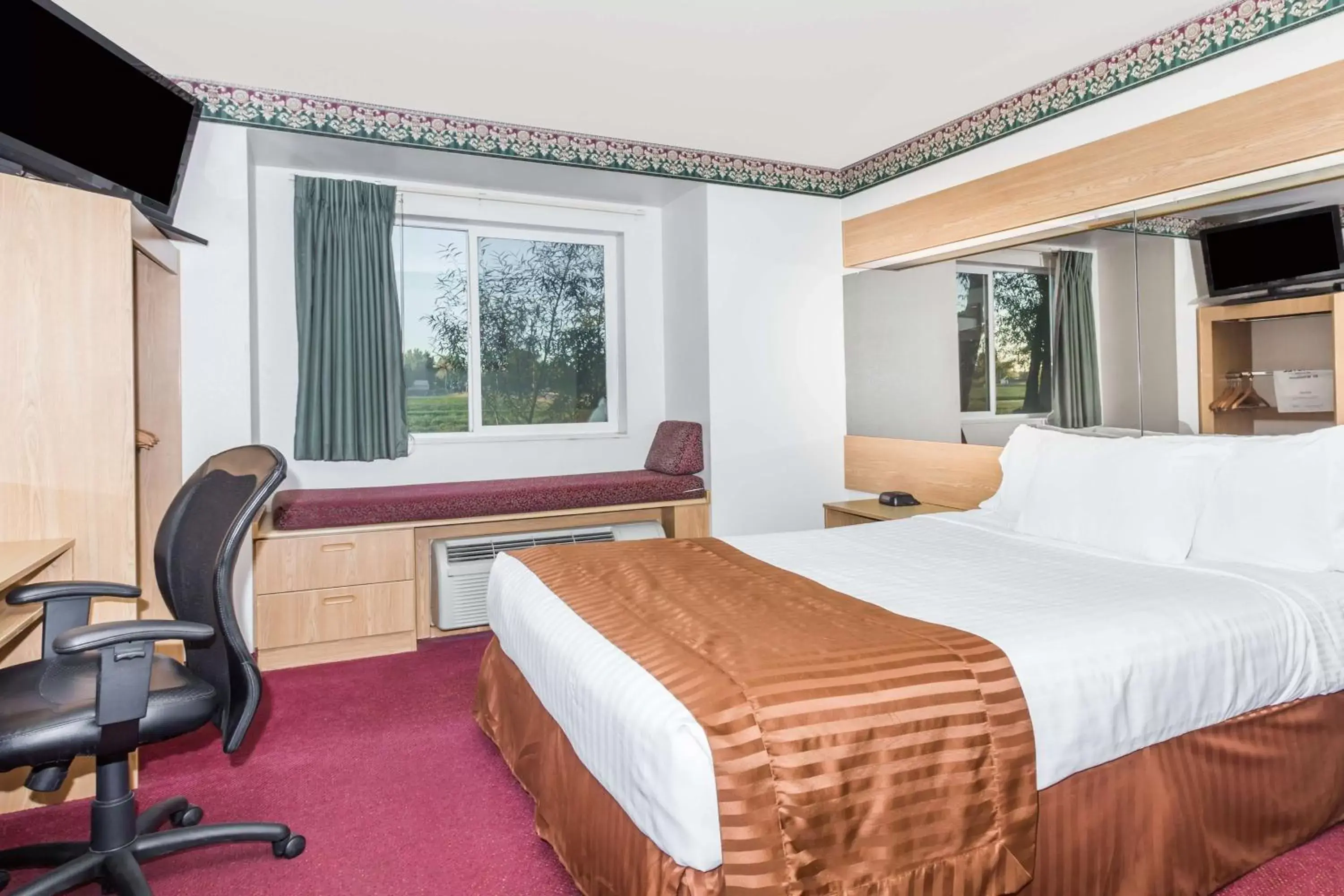 Queen Room - Non-Smoking in Boarders Inn & Suites by Cobblestone Hotels - Brush