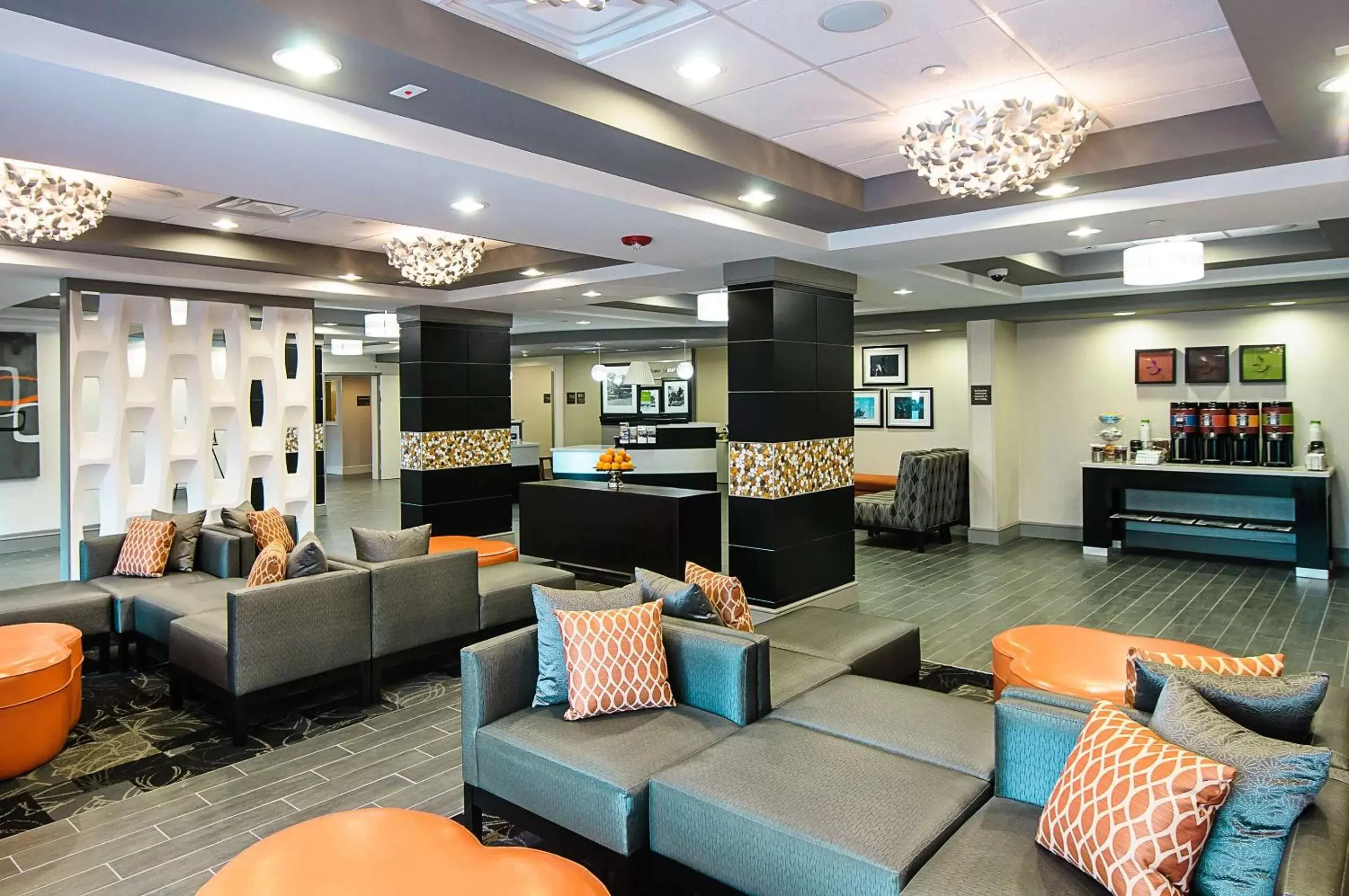 Lounge or bar, Lobby/Reception in Hampton Inn Stafford / Quantico-Aquia