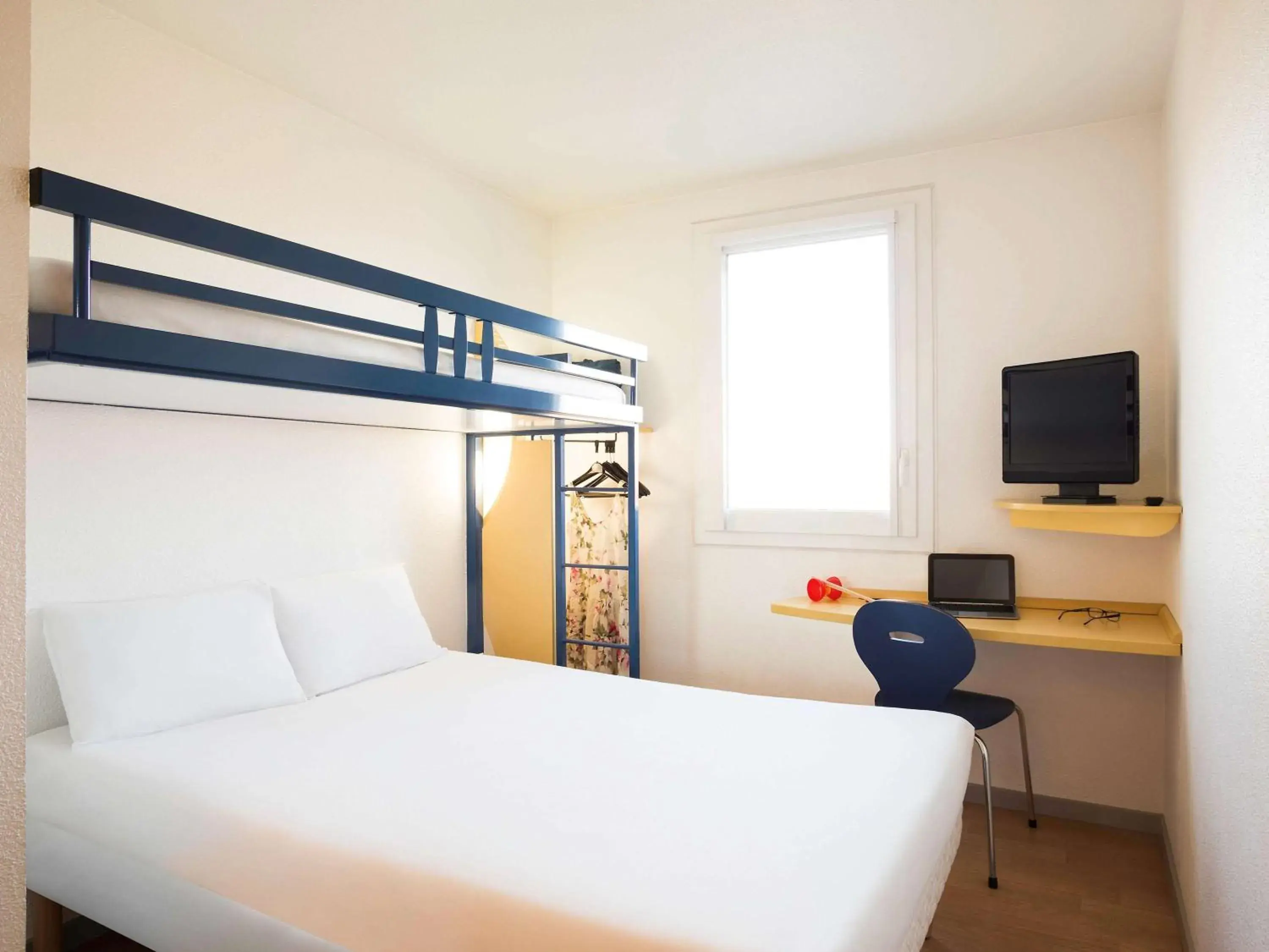 Photo of the whole room, Bunk Bed in Ibis Budget Orly Chevilly Tram 7