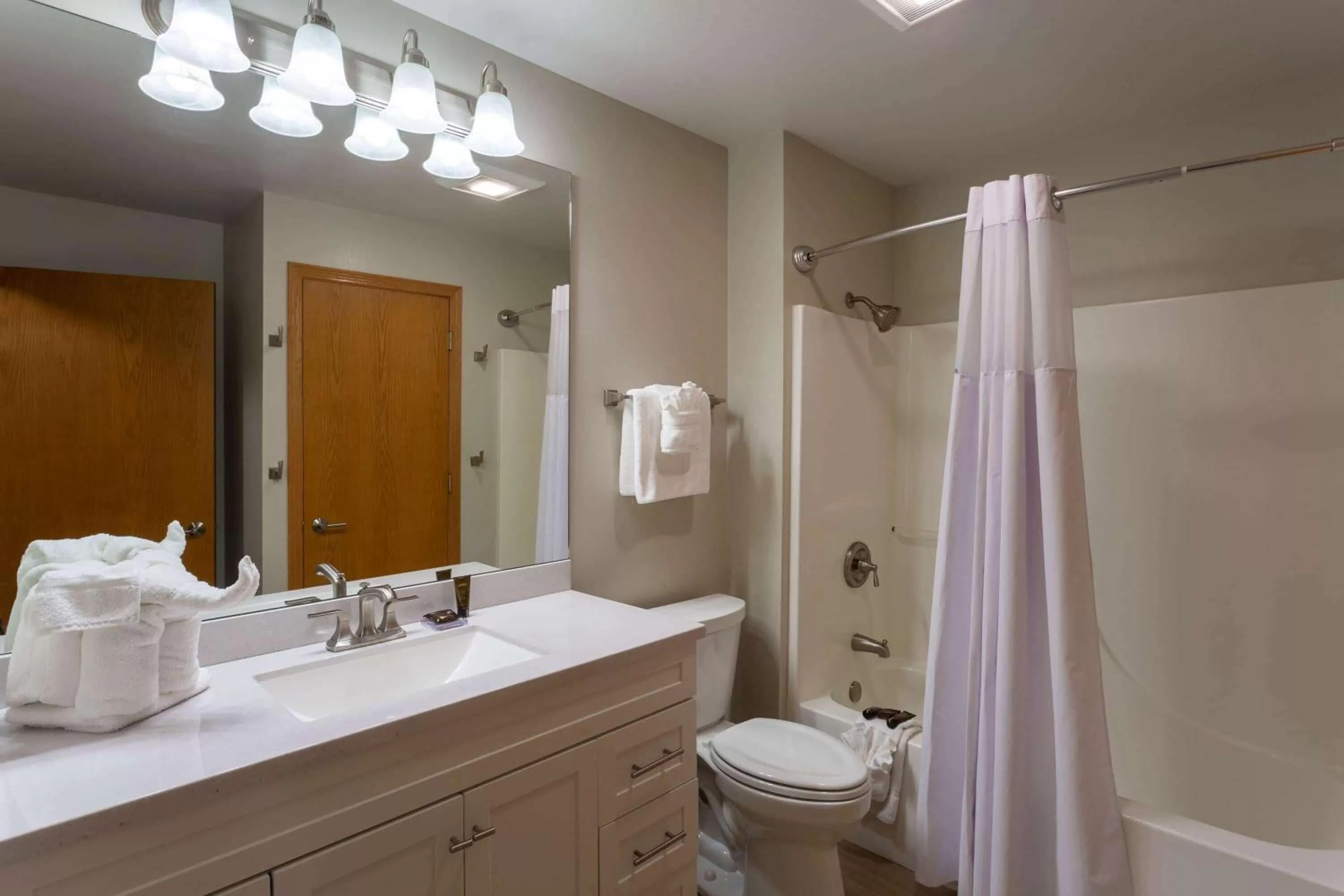 Bathroom in Wingate by Wyndham Wisconsin Dells Waterpark