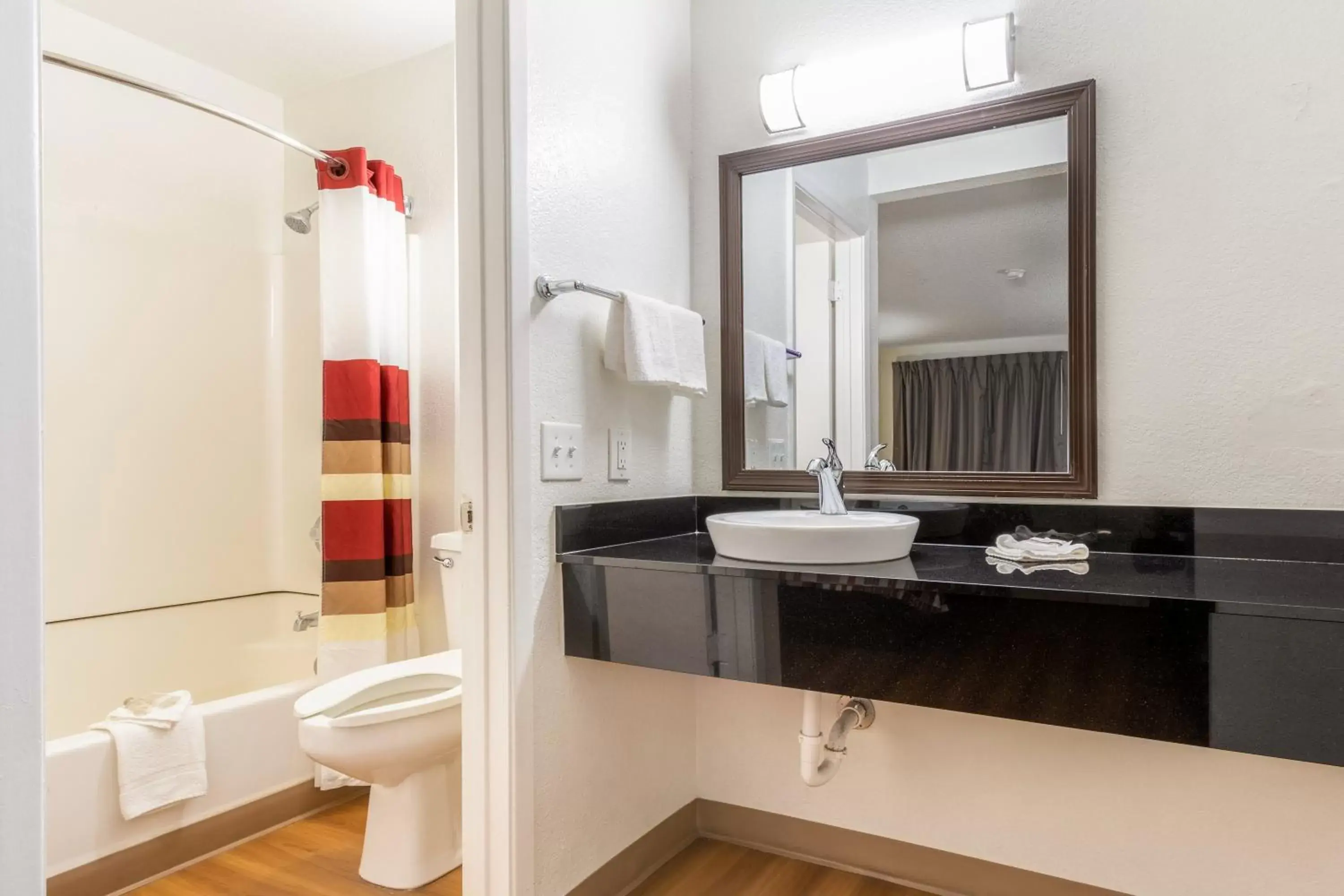 Bathroom in Red Roof Inn Phoenix- Midtown