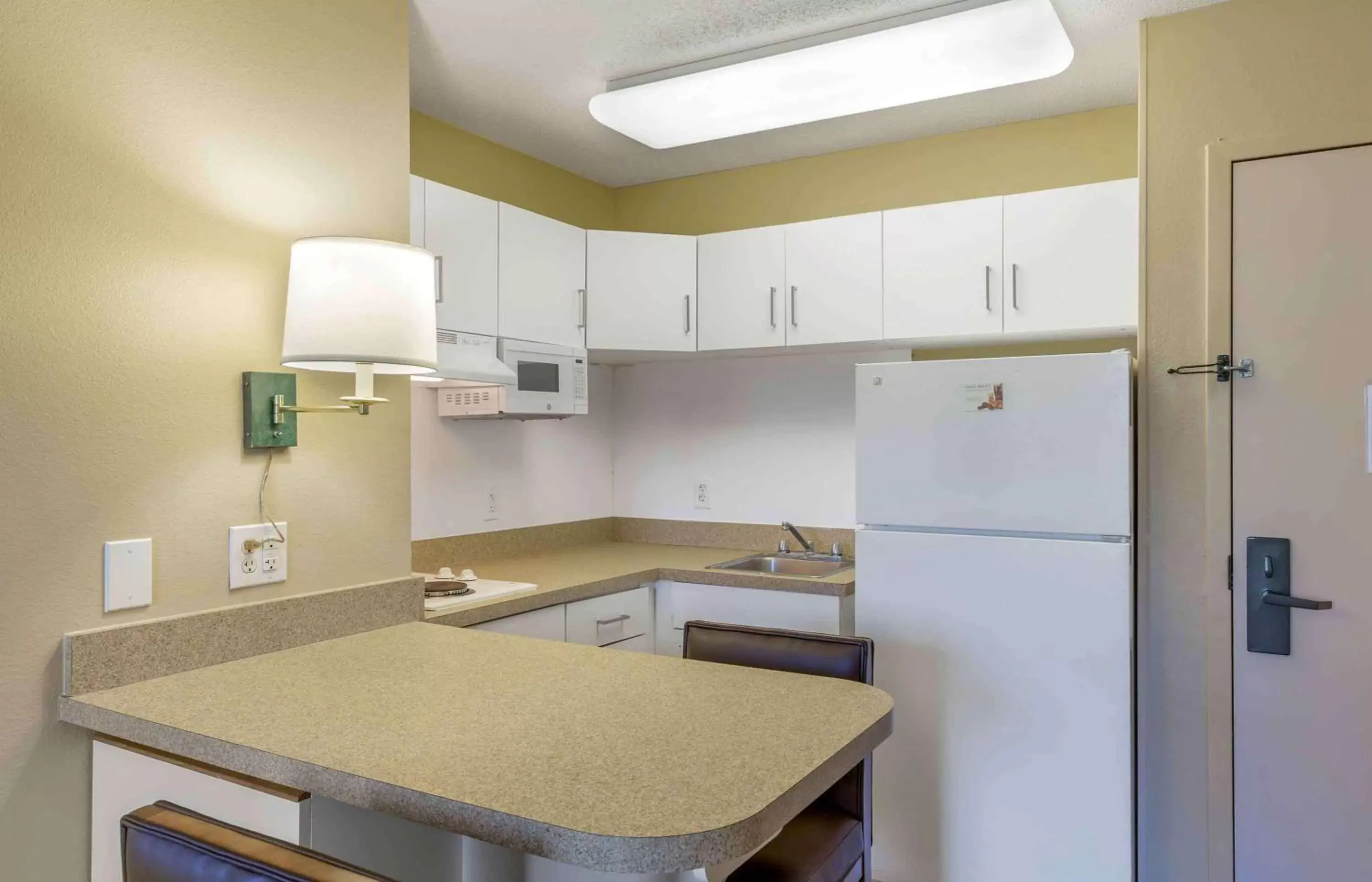 Bedroom, Kitchen/Kitchenette in Extended Stay America Suites - Boston - Burlington