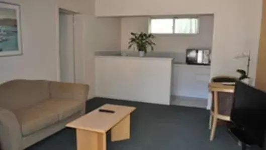 Photo of the whole room, Seating Area in Nunawading Motor Inn