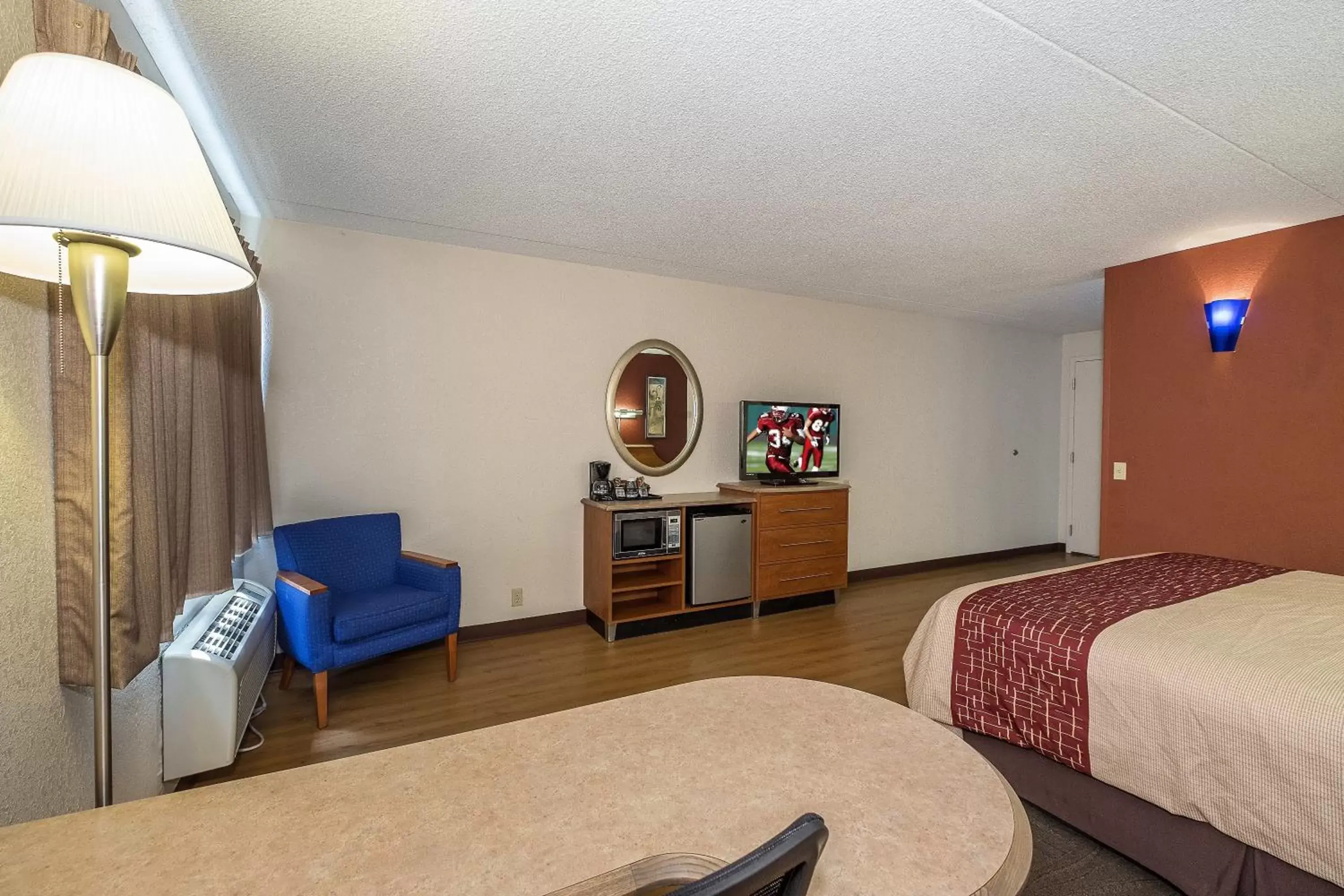 Bedroom in Red Roof Inn & Suites Cleveland - Elyria