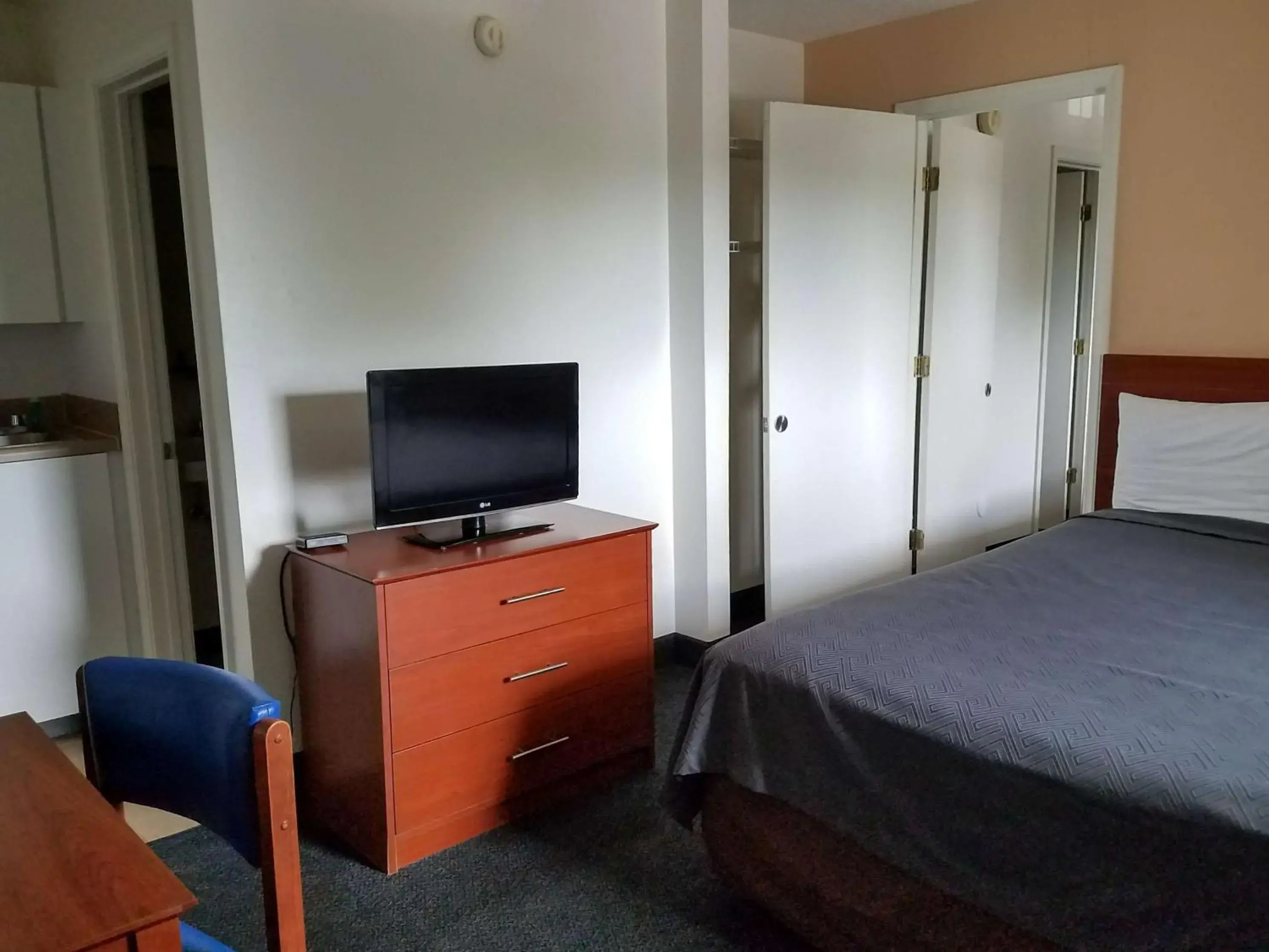 Photo of the whole room, TV/Entertainment Center in Motel 6-Fayetteville, NC - Fort Bragg Area