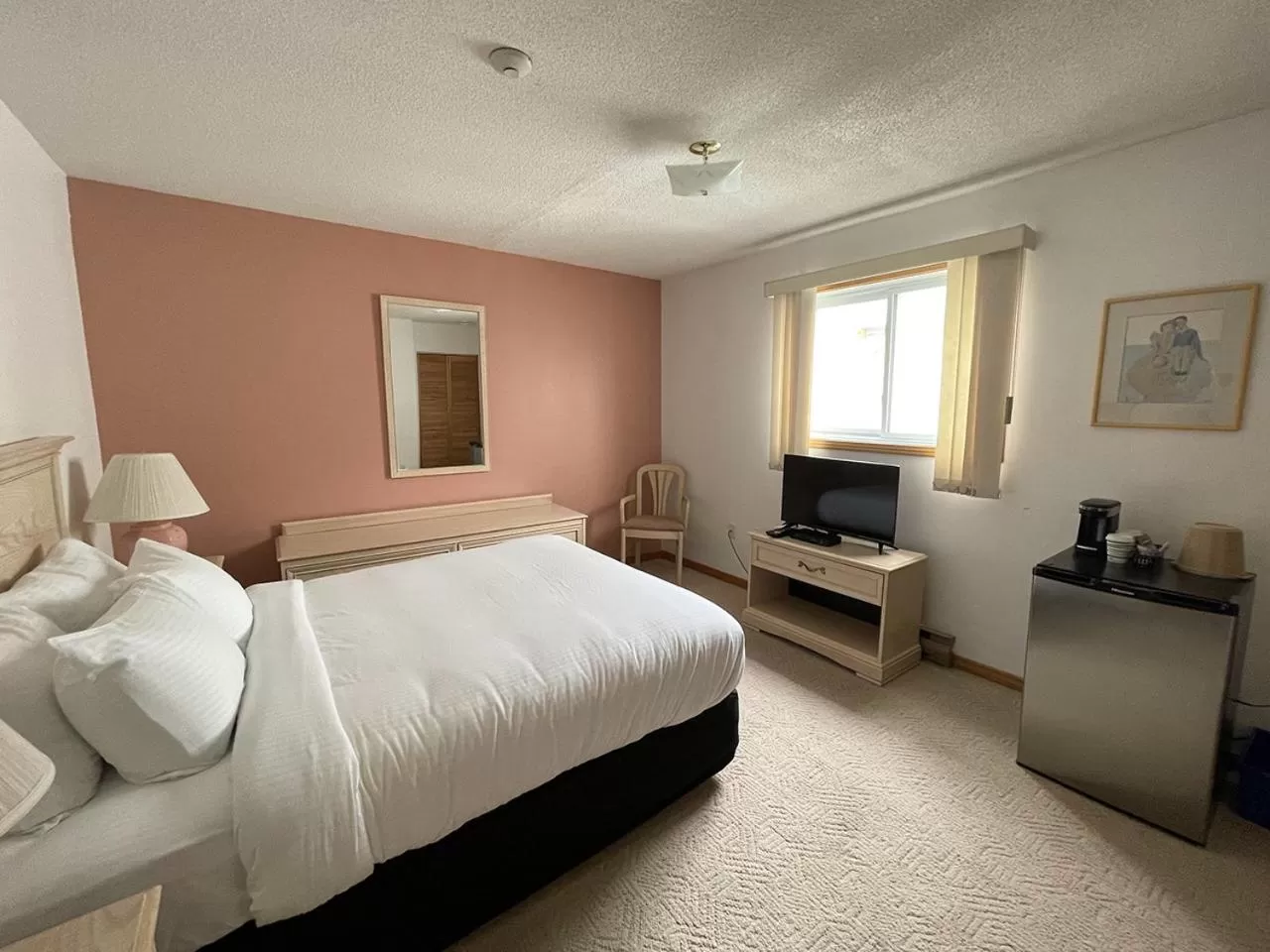 Bed in Hotel Wolfe Island